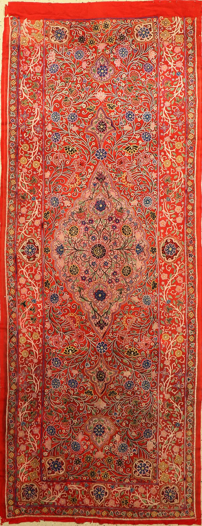 Rasht Stickerei Fragment, Persien, um 1940,Baumwolle mit Seide, ca. 296 x 114 cm, (eine Borte fehlt)EHZ.3