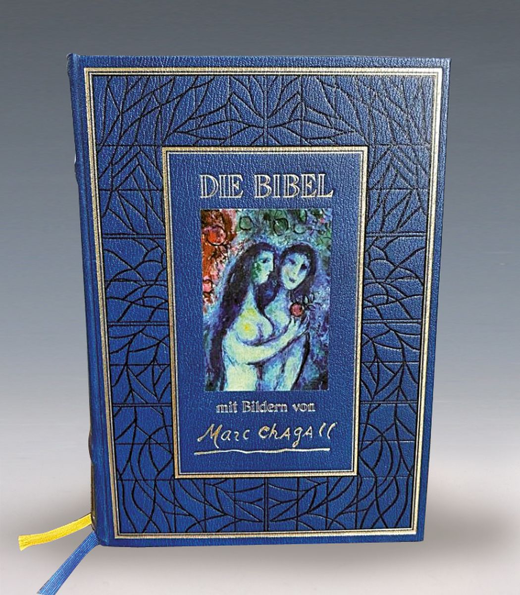 Die Bibel, illustriert von Marc Chagall, Pattloch Verlag 1990, blauer Ledereinband mit Gold-, Blind- und Farbprägung, 3-seitiger Goldschnitt .