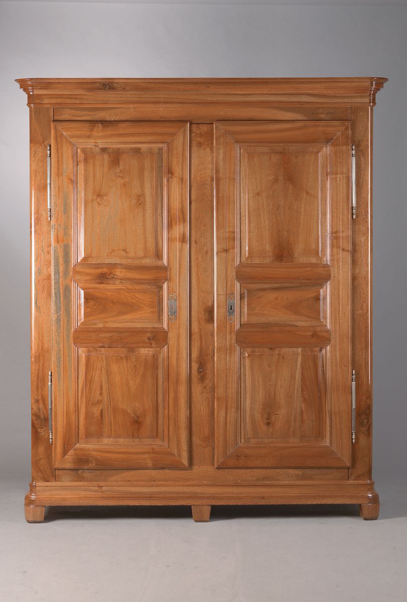 Dielen-/Kleiderschrank, wohl Südpfalz oder Elsass, um 1820/30, Nußbaum massiv, dreiseitig kassettiert, doppelt kannelierte Kassettenfüllungen, ...