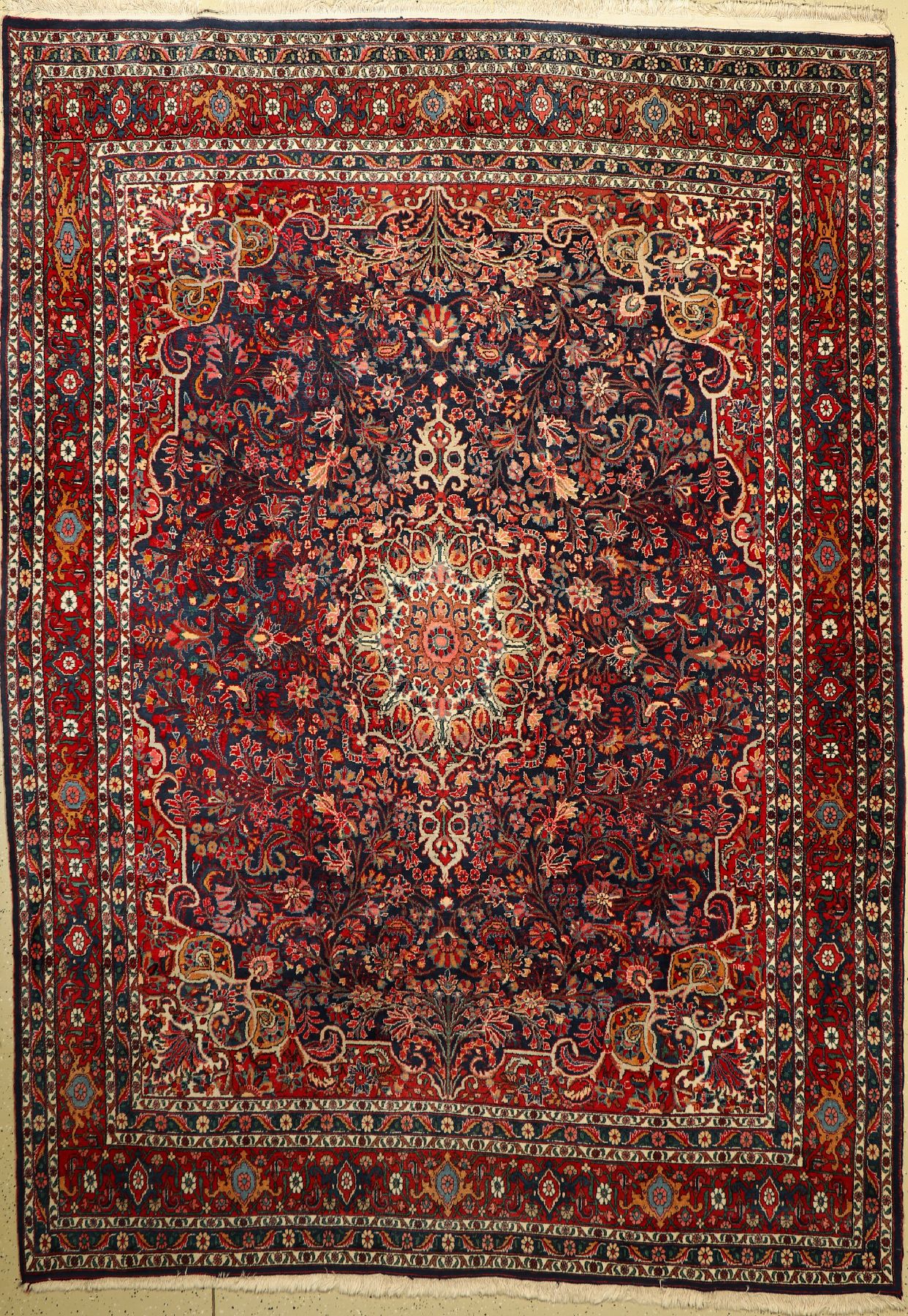 Bijaria,India, ca. 50 Jahre, Wolle auf Baumwolle, ca. 328 x 234 cm, EHZ: 2(leicht verblasst)