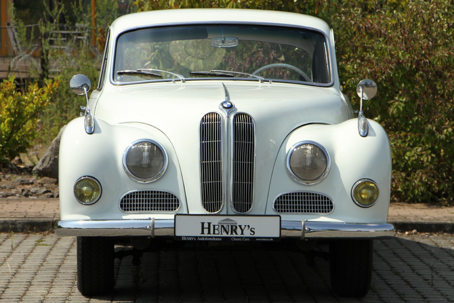 BMW 501-8, sog. Barockengel, Fahrgestellnummer: 55432, EZ 28.08.1958, Laufleistung abgelesen 9713 km, 70kW/95 PS, Sitze mit grauen Lederbezügen von ...