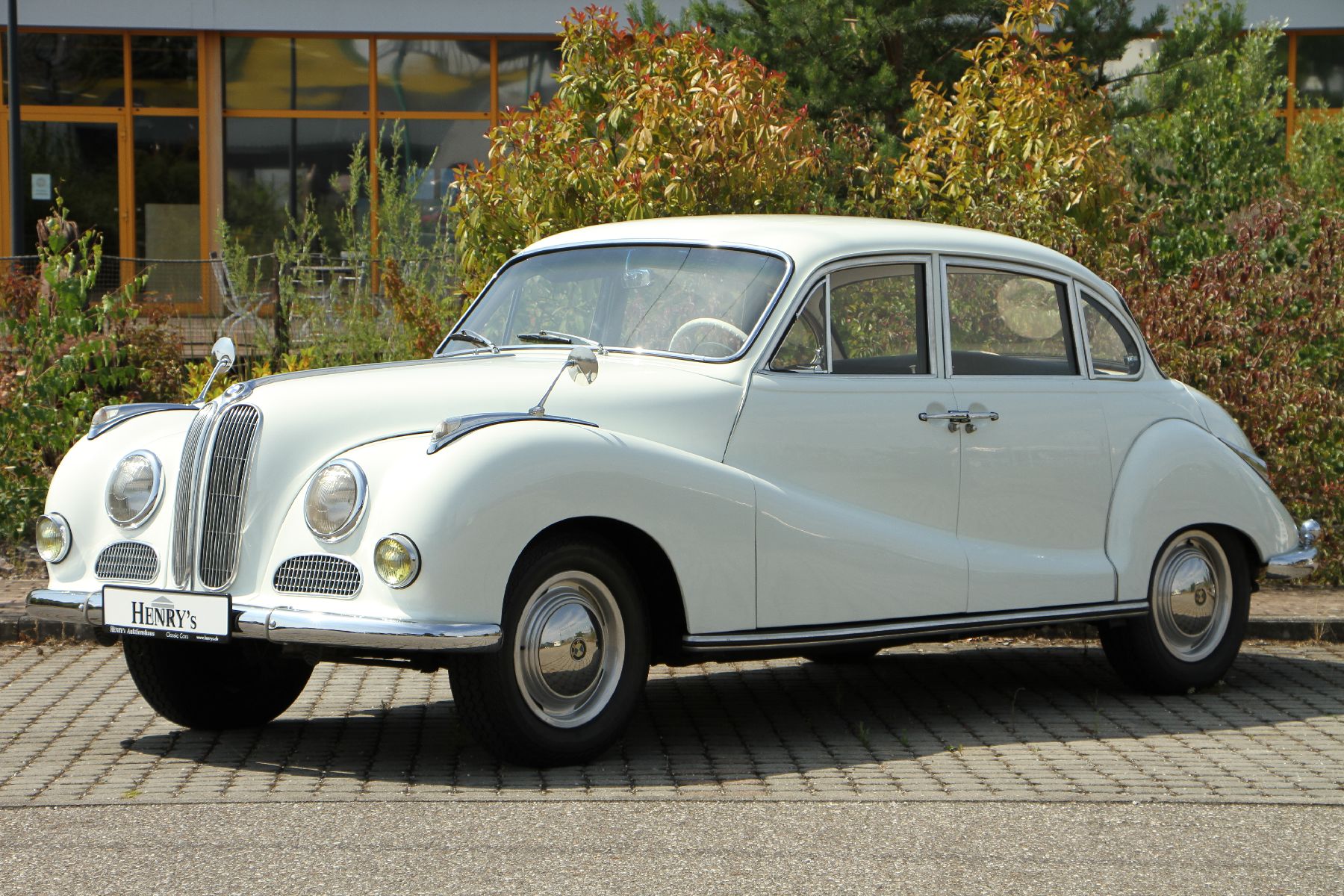 Detail a: BMW 501-8, sog. Barockengel, Fahrgestellnummer: 55432, EZ 28.08.1958, Laufleistung abgelesen 9713 km, 70kW/95 PS, Sitze mit grauen Lederbezügen von ...
