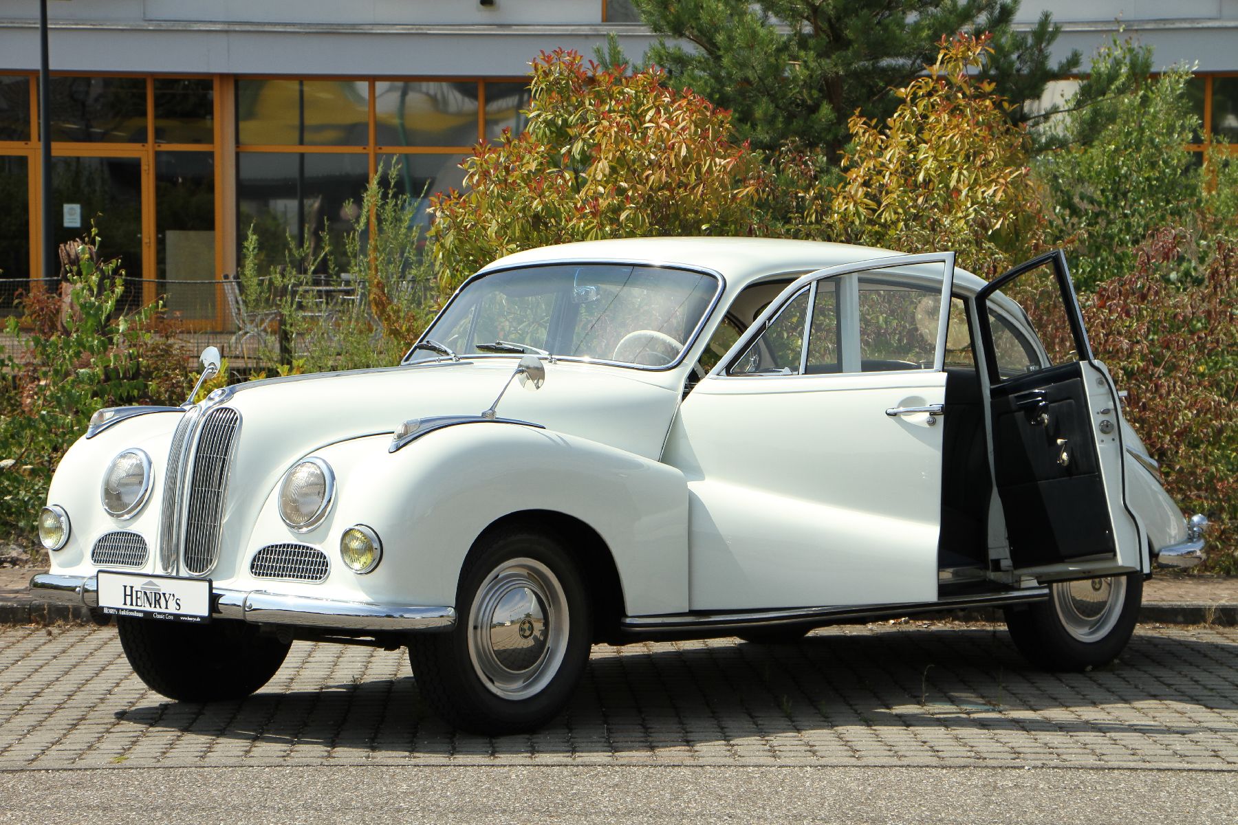 Detail b: BMW 501-8, sog. Barockengel, Fahrgestellnummer: 55432, EZ 28.08.1958, Laufleistung abgelesen 9713 km, 70kW/95 PS, Sitze mit grauen Lederbezügen von ...