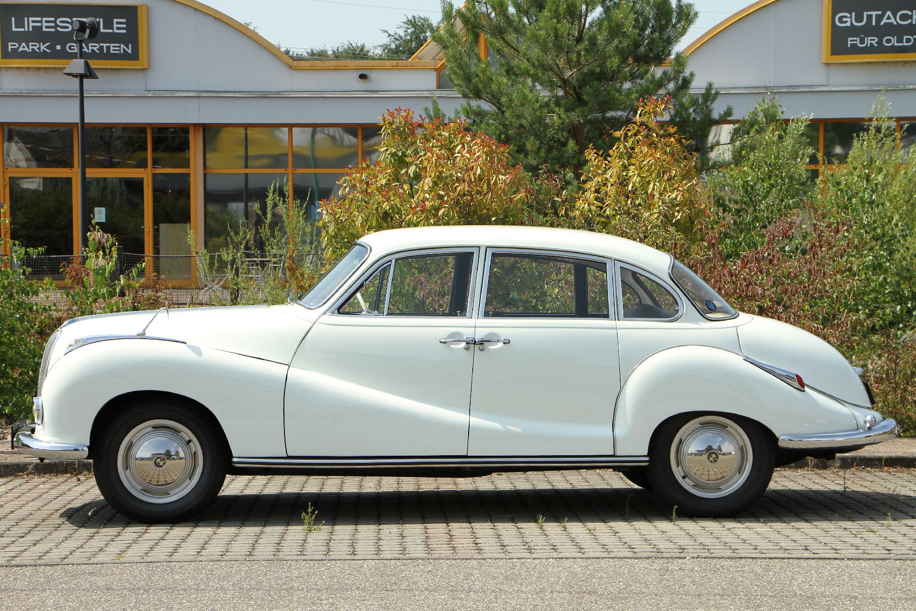 Detail c: BMW 501-8, sog. Barockengel, Fahrgestellnummer: 55432, EZ 28.08.1958, Laufleistung abgelesen 9713 km, 70kW/95 PS, Sitze mit grauen Lederbezügen von ...