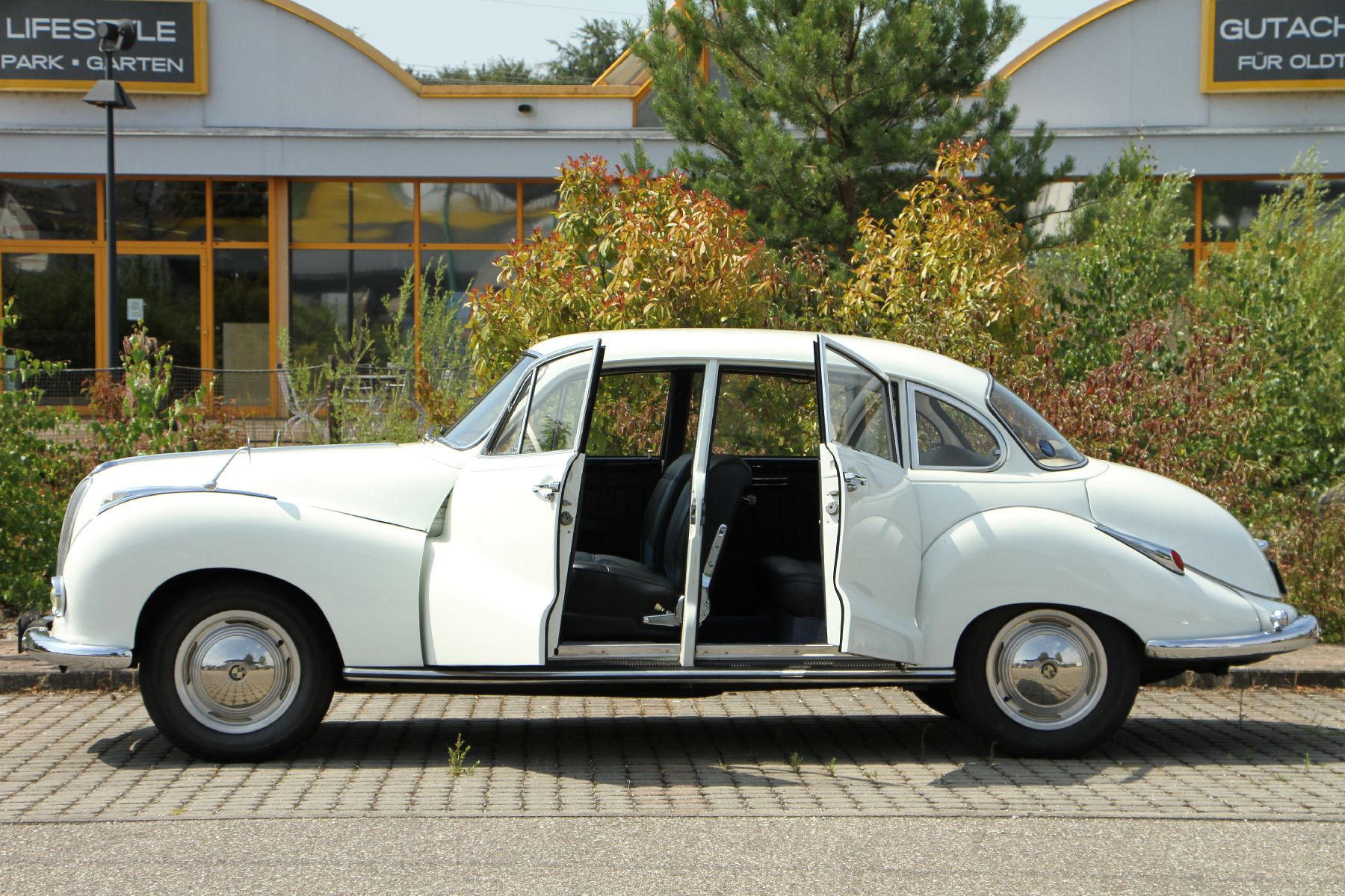 Detail d: BMW 501-8, sog. Barockengel, Fahrgestellnummer: 55432, EZ 28.08.1958, Laufleistung abgelesen 9713 km, 70kW/95 PS, Sitze mit grauen Lederbezügen von ...