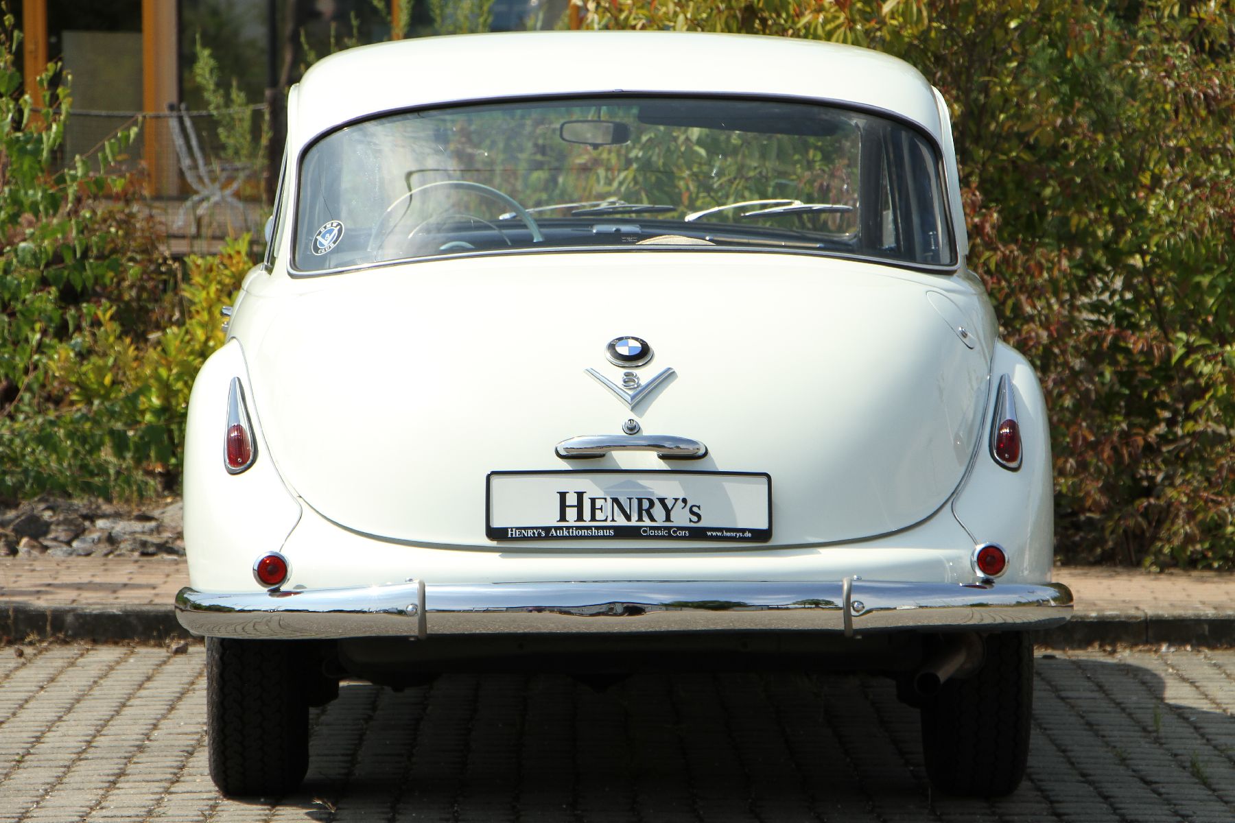 Detail e: BMW 501-8, sog. Barockengel, Fahrgestellnummer: 55432, EZ 28.08.1958, Laufleistung abgelesen 9713 km, 70kW/95 PS, Sitze mit grauen Lederbezügen von ...
