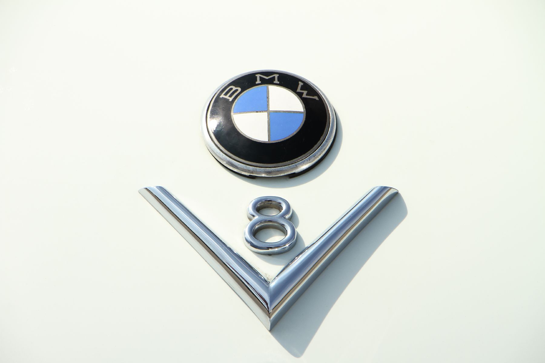 Detail f: BMW 501-8, sog. Barockengel, Fahrgestellnummer: 55432, EZ 28.08.1958, Laufleistung abgelesen 9713 km, 70kW/95 PS, Sitze mit grauen Lederbezügen von ...
