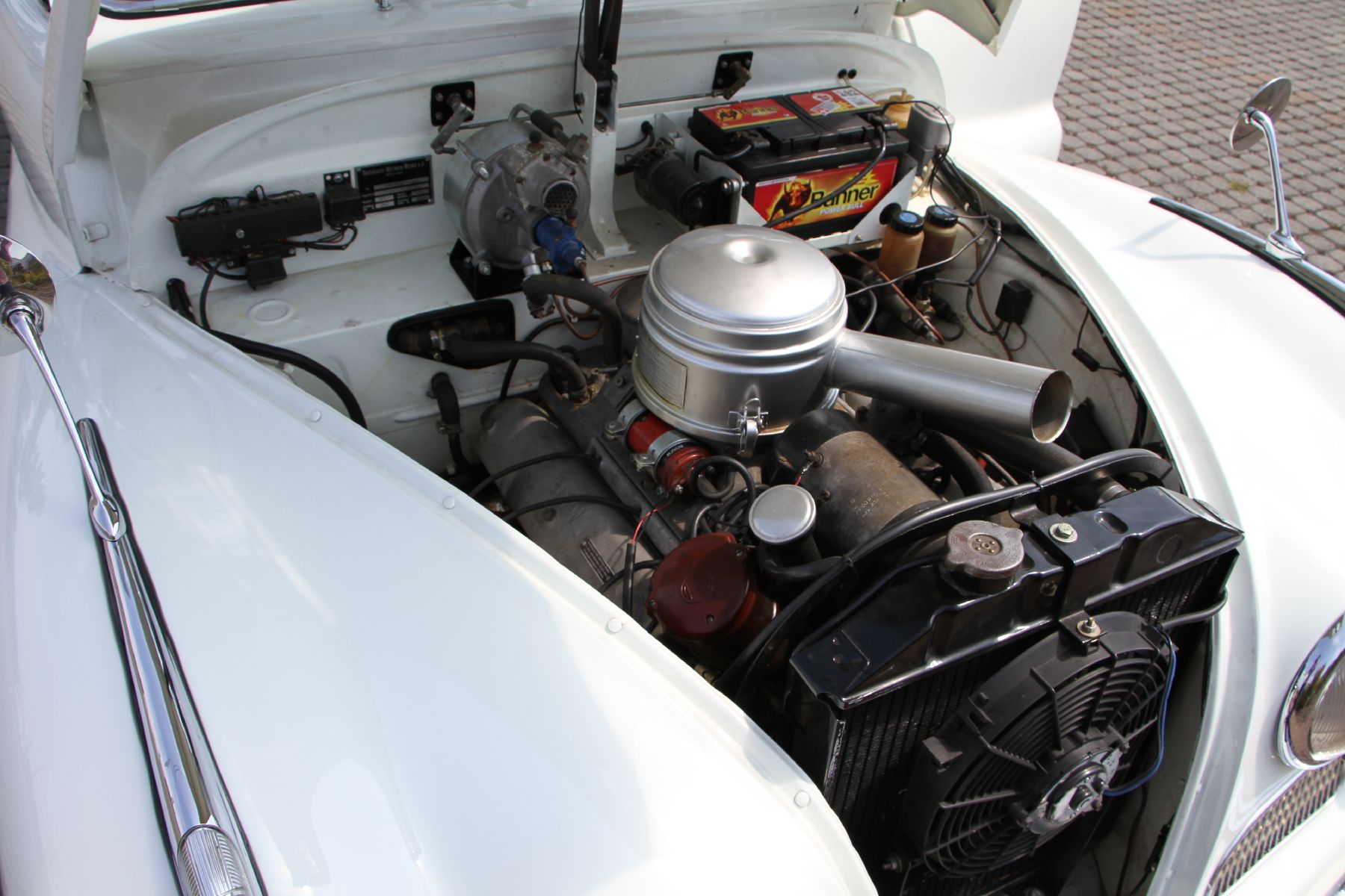 Detail g: BMW 501-8, sog. Barockengel, Fahrgestellnummer: 55432, EZ 28.08.1958, Laufleistung abgelesen 9713 km, 70kW/95 PS, Sitze mit grauen Lederbezügen von ...