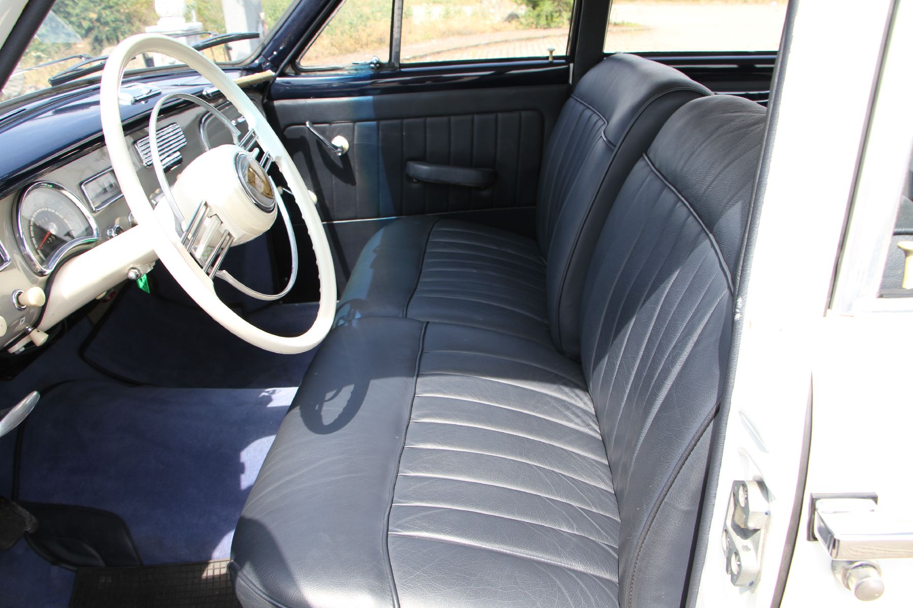 Detail j: BMW 501-8, sog. Barockengel, Fahrgestellnummer: 55432, EZ 28.08.1958, Laufleistung abgelesen 9713 km, 70kW/95 PS, Sitze mit grauen Lederbezügen von ...