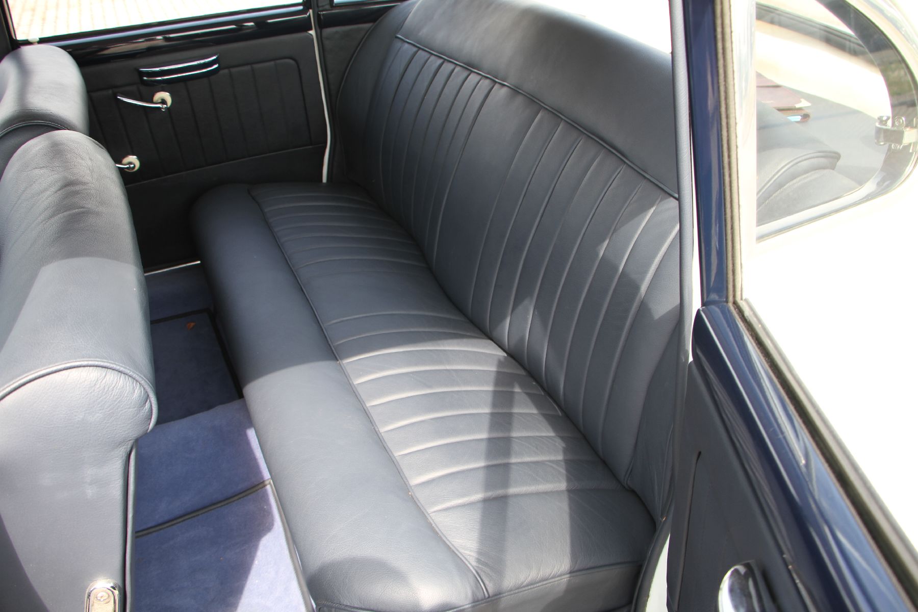 Detail k: BMW 501-8, sog. Barockengel, Fahrgestellnummer: 55432, EZ 28.08.1958, Laufleistung abgelesen 9713 km, 70kW/95 PS, Sitze mit grauen Lederbezügen von ...