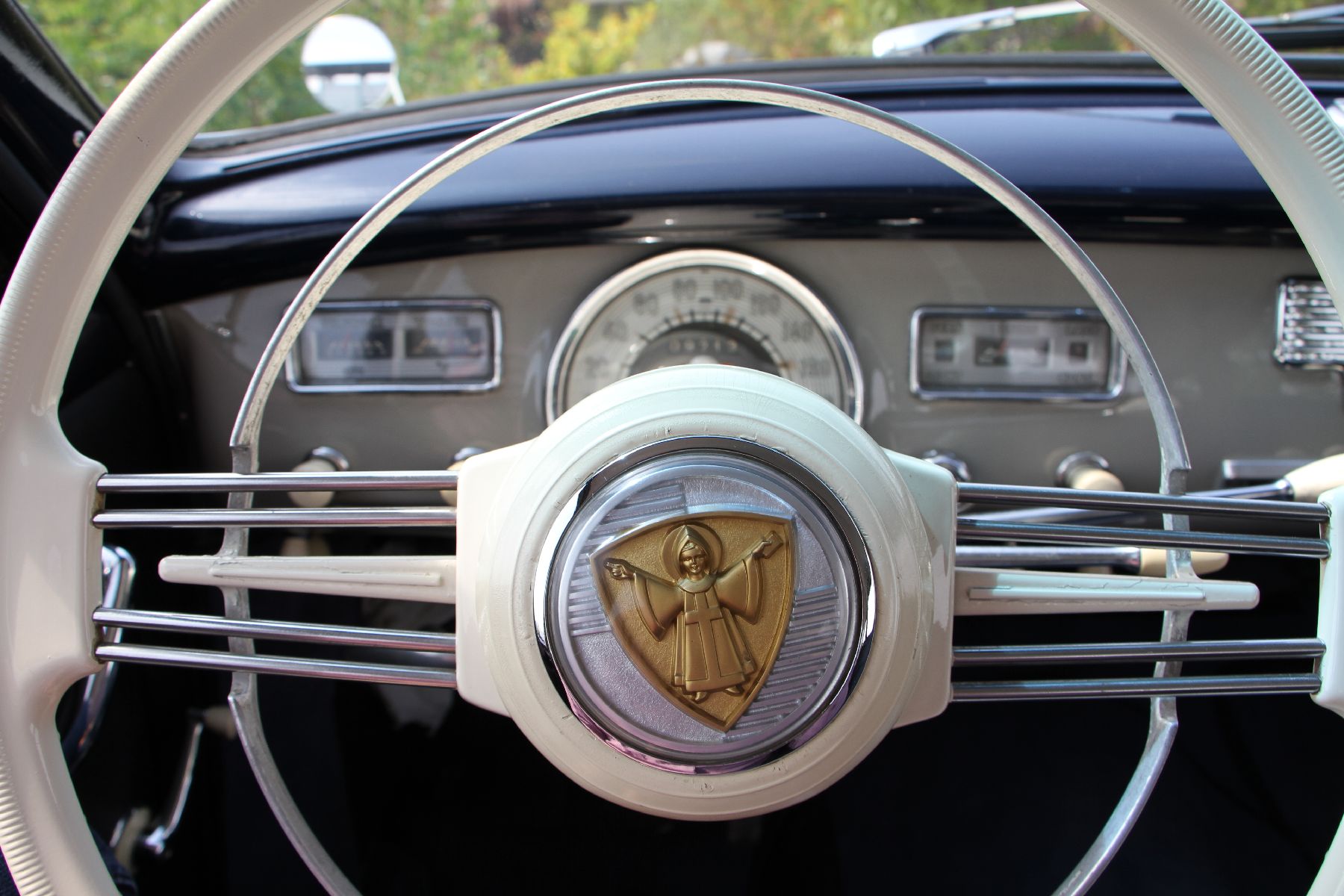 Detail l: BMW 501-8, sog. Barockengel, Fahrgestellnummer: 55432, EZ 28.08.1958, Laufleistung abgelesen 9713 km, 70kW/95 PS, Sitze mit grauen Lederbezügen von ...