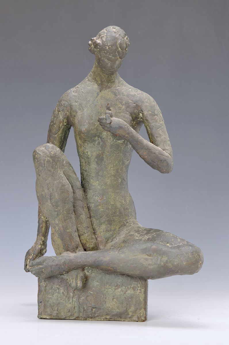 Erich Koch, 1924 Roßbach/Pfalz - 2014 München , Bronzeskulptur, sitzender Frauenakt mit Vogel, H. ca. 41 cm, B. 26 cm, am Sockel signiert, nach ...