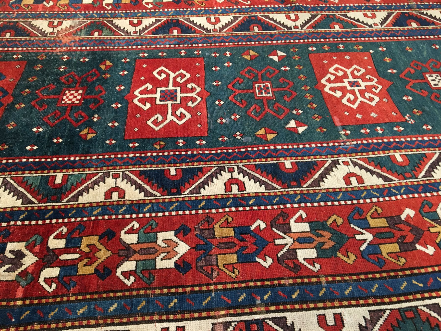 Detail b: Seltener großer grüner Fachralo Kasak "Kelley" antik, Südwestkaukasus, 19.Jhd., Wolle geknüpft auf Wolle. Sehr seltener Fachralo Kasak ...