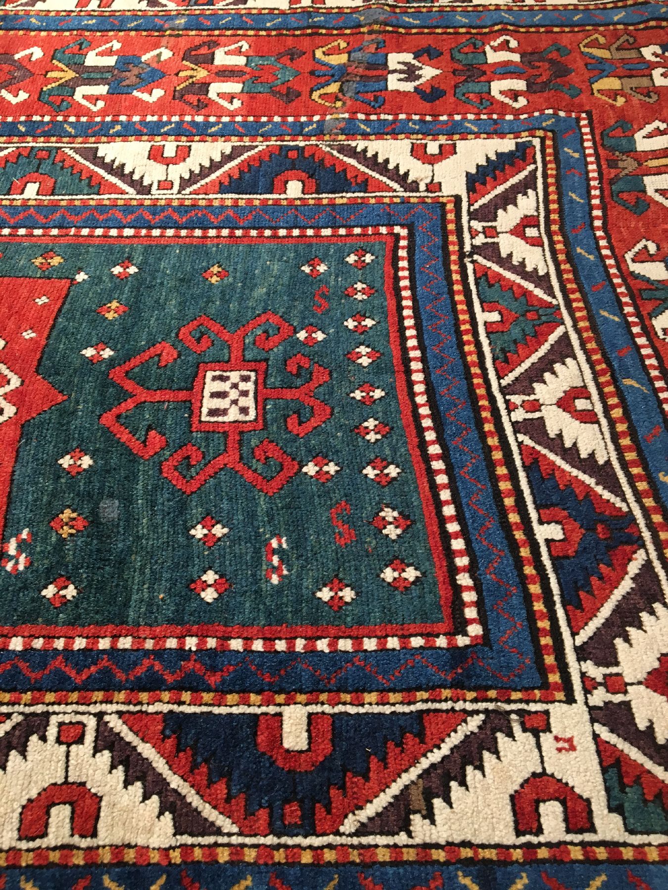 Detail d: Seltener großer grüner Fachralo Kasak "Kelley" antik, Südwestkaukasus, 19.Jhd., Wolle geknüpft auf Wolle. Sehr seltener Fachralo Kasak ...