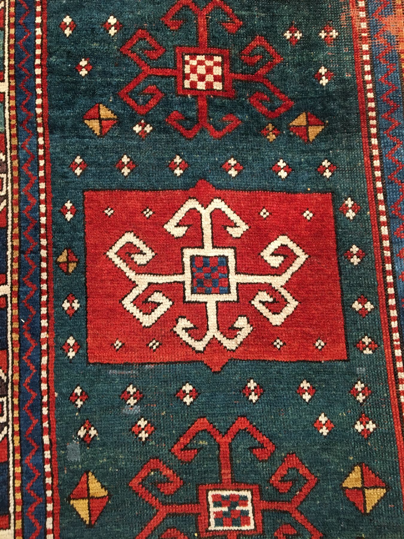 Detail e: Seltener großer grüner Fachralo Kasak "Kelley" antik, Südwestkaukasus, 19.Jhd., Wolle geknüpft auf Wolle. Sehr seltener Fachralo Kasak ...