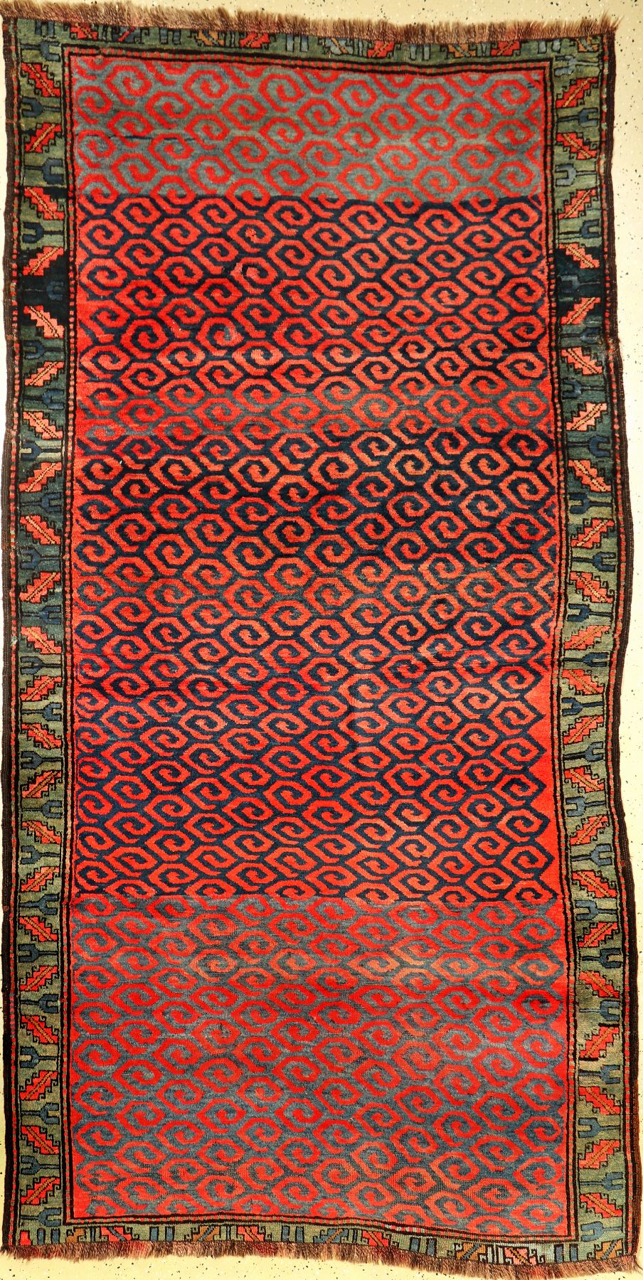 Karabagh alt, Kaukasus, um 1930, Wolle auf Wolle, ca. 263 x 135 cm, EHZ: 4. Seltenes allover Design.