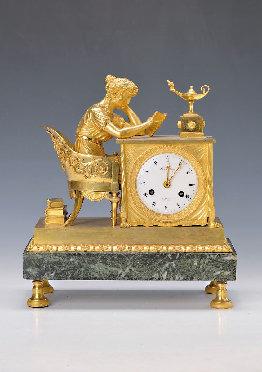 Pendule, Frankreich, um 1815, Empire, geäderter Marmorsockel mit verstellbaren Füssen, Bronzeguß z.T. mit alter Vergoldung, Lesende in antikem ...