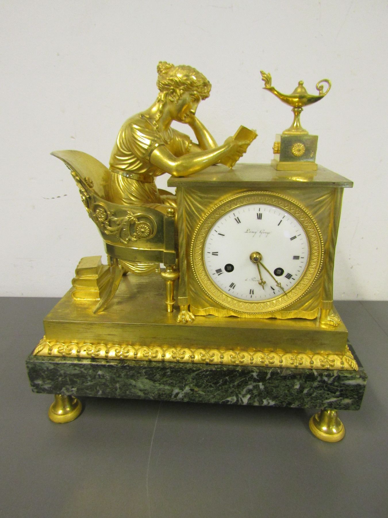 Detail a: Pendule, Frankreich, um 1815, Empire, geäderter Marmorsockel mit verstellbaren Füssen, Bronzeguß z.T. mit alter Vergoldung, Lesende in antikem ...