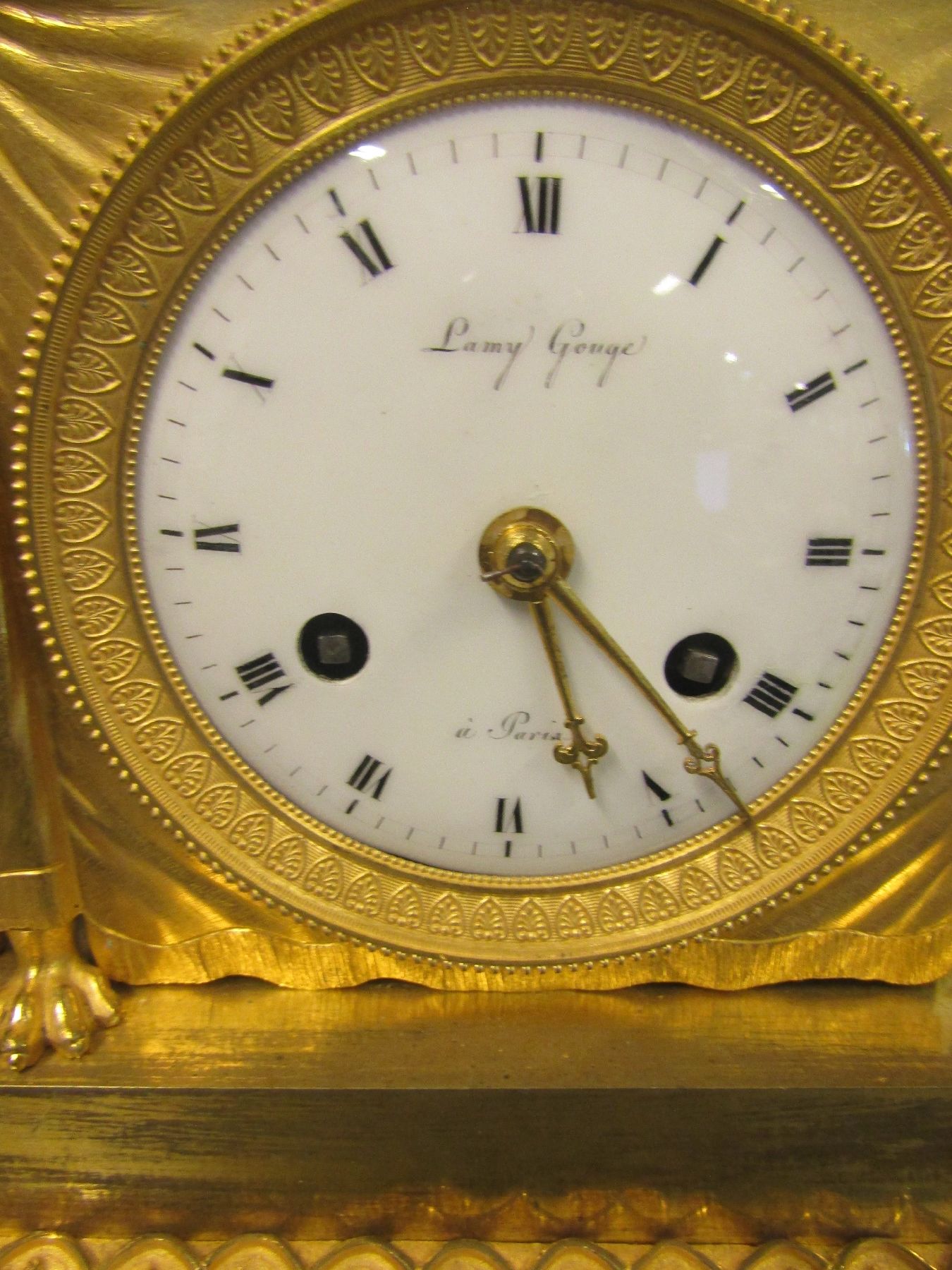 Detail b: Pendule, Frankreich, um 1815, Empire, geäderter Marmorsockel mit verstellbaren Füssen, Bronzeguß z.T. mit alter Vergoldung, Lesende in antikem ...