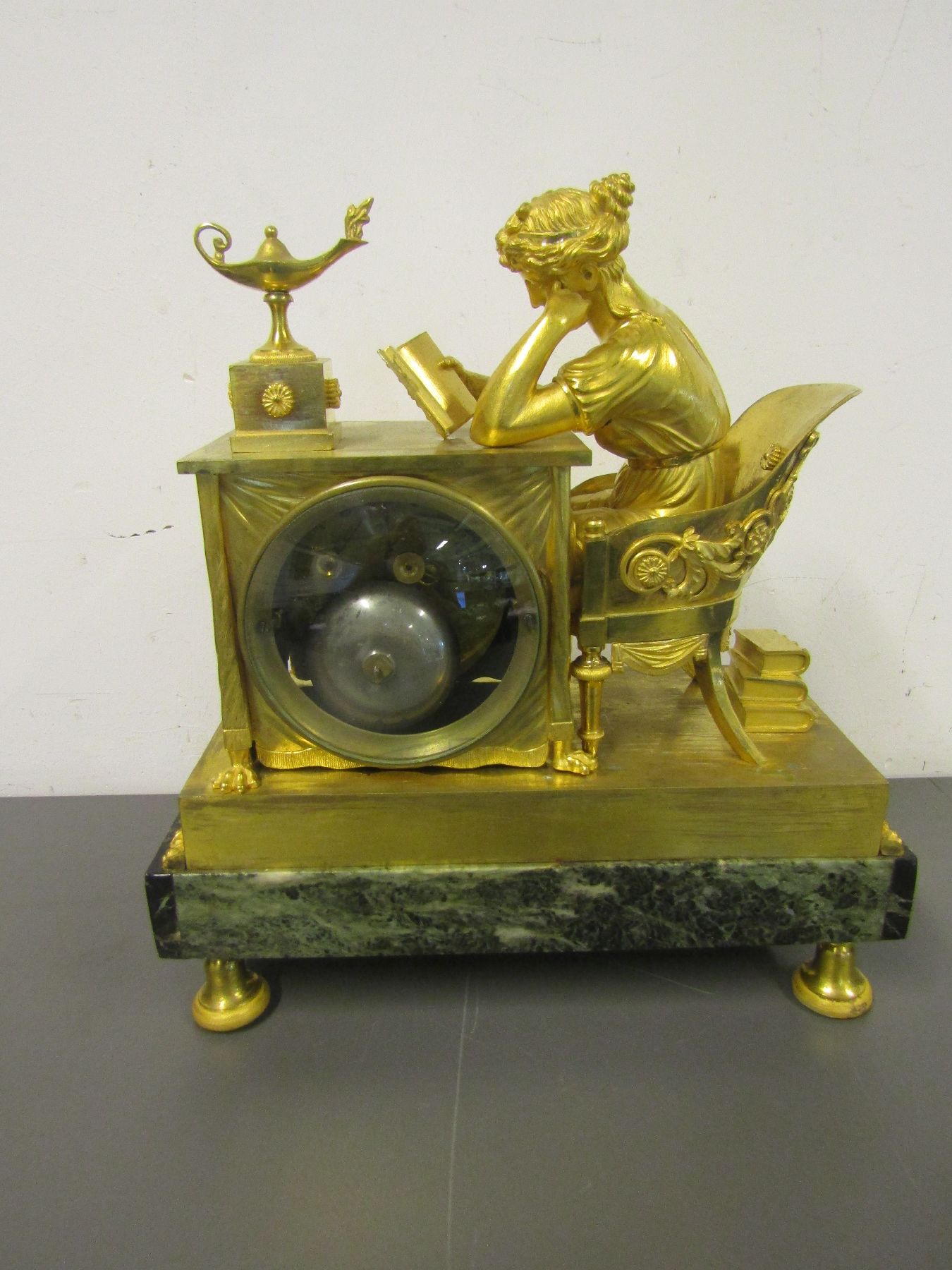Detail c: Pendule, Frankreich, um 1815, Empire, geäderter Marmorsockel mit verstellbaren Füssen, Bronzeguß z.T. mit alter Vergoldung, Lesende in antikem ...