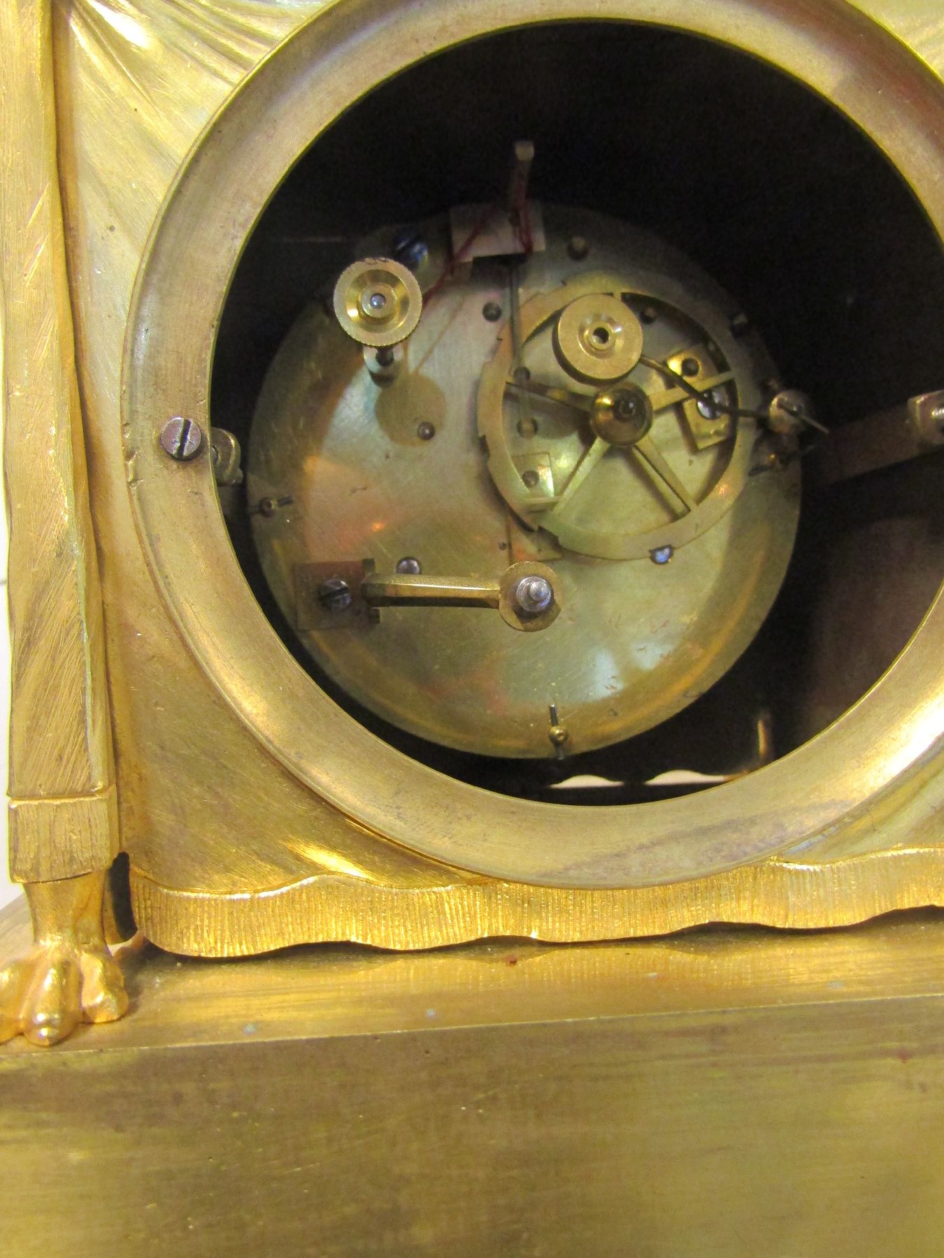 Detail d: Pendule, Frankreich, um 1815, Empire, geäderter Marmorsockel mit verstellbaren Füssen, Bronzeguß z.T. mit alter Vergoldung, Lesende in antikem ...