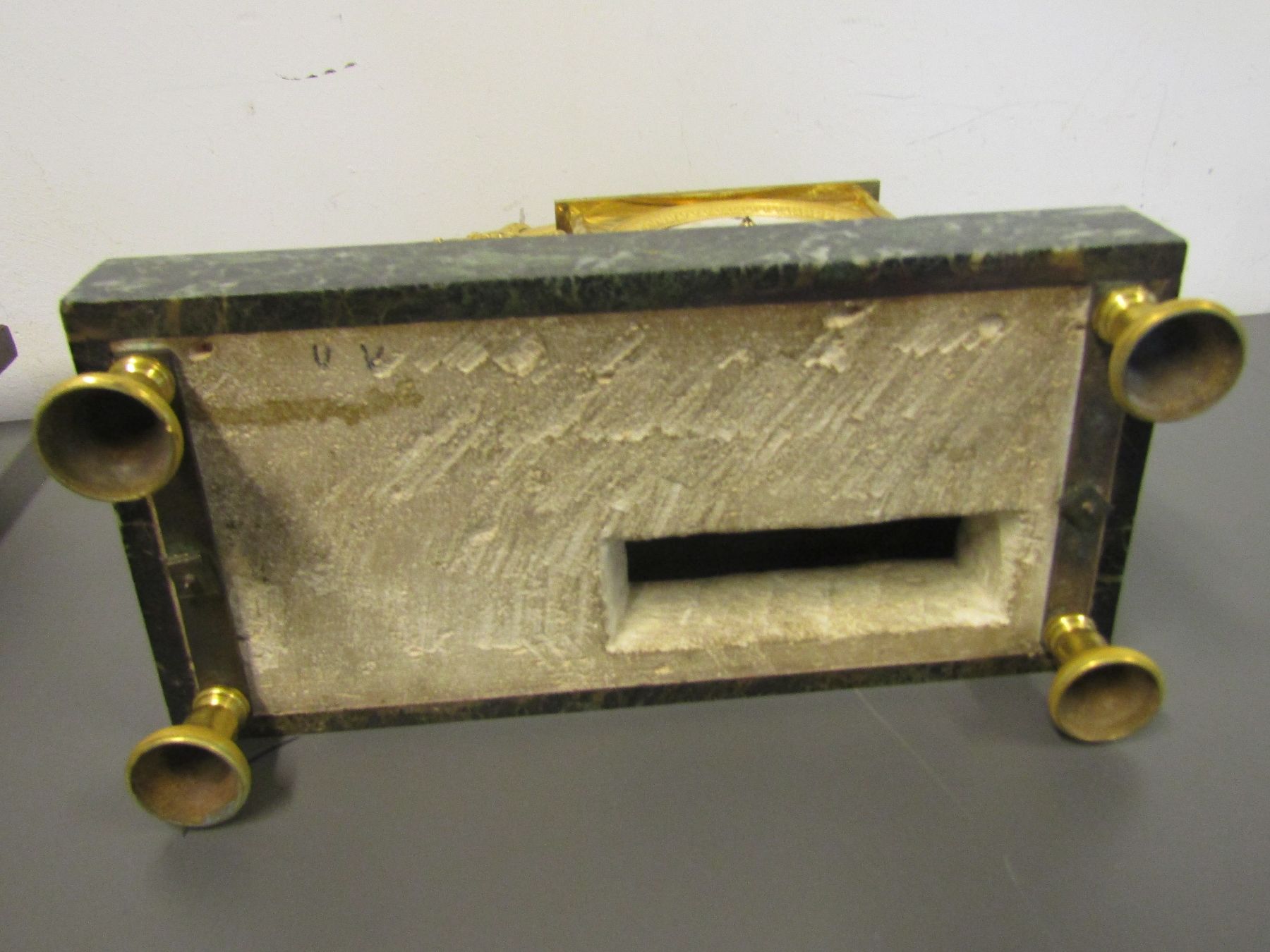 Detail f: Pendule, Frankreich, um 1815, Empire, geäderter Marmorsockel mit verstellbaren Füssen, Bronzeguß z.T. mit alter Vergoldung, Lesende in antikem ...