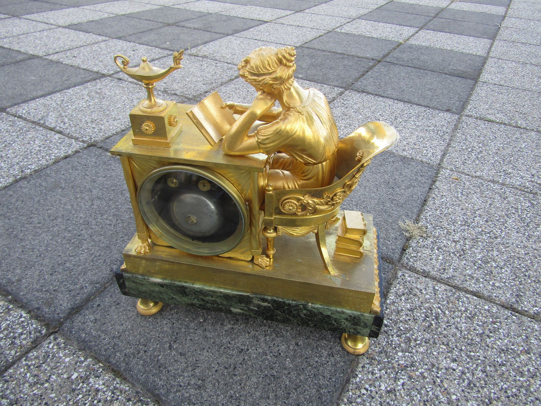Detail l: Pendule, Frankreich, um 1815, Empire, geäderter Marmorsockel mit verstellbaren Füssen, Bronzeguß z.T. mit alter Vergoldung, Lesende in antikem ...