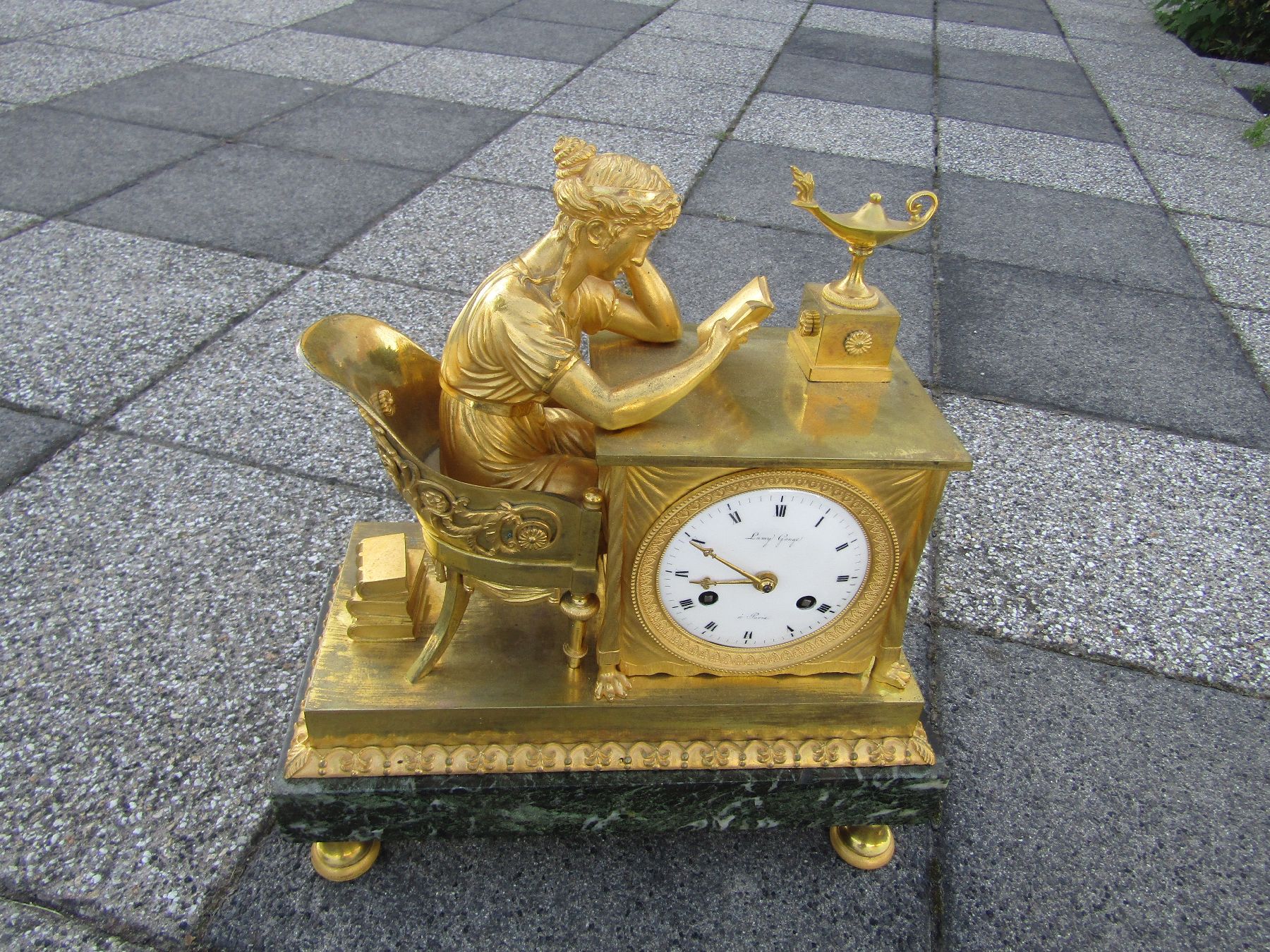 Detail m: Pendule, Frankreich, um 1815, Empire, geäderter Marmorsockel mit verstellbaren Füssen, Bronzeguß z.T. mit alter Vergoldung, Lesende in antikem ...