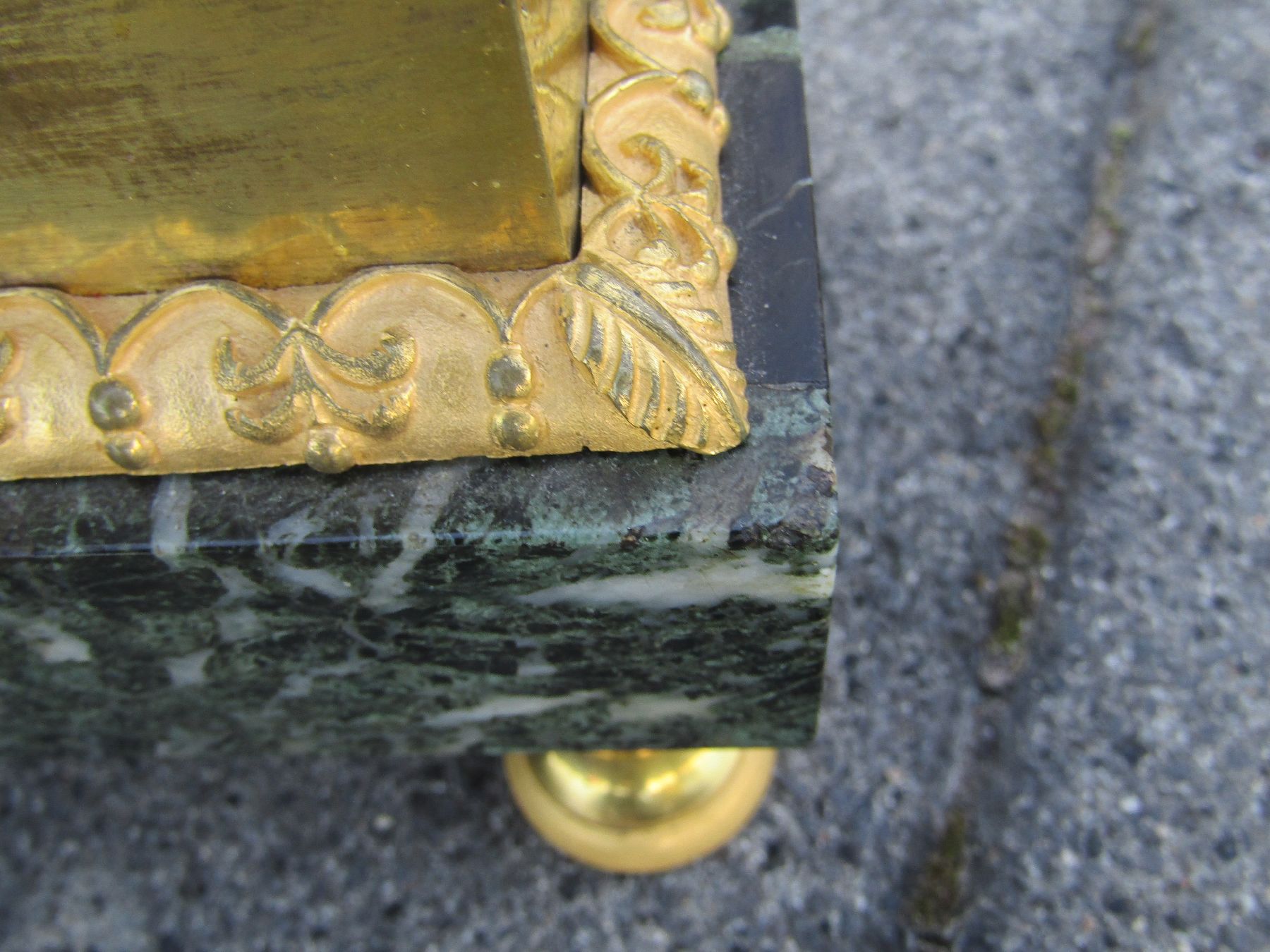 Detail n: Pendule, Frankreich, um 1815, Empire, geäderter Marmorsockel mit verstellbaren Füssen, Bronzeguß z.T. mit alter Vergoldung, Lesende in antikem ...