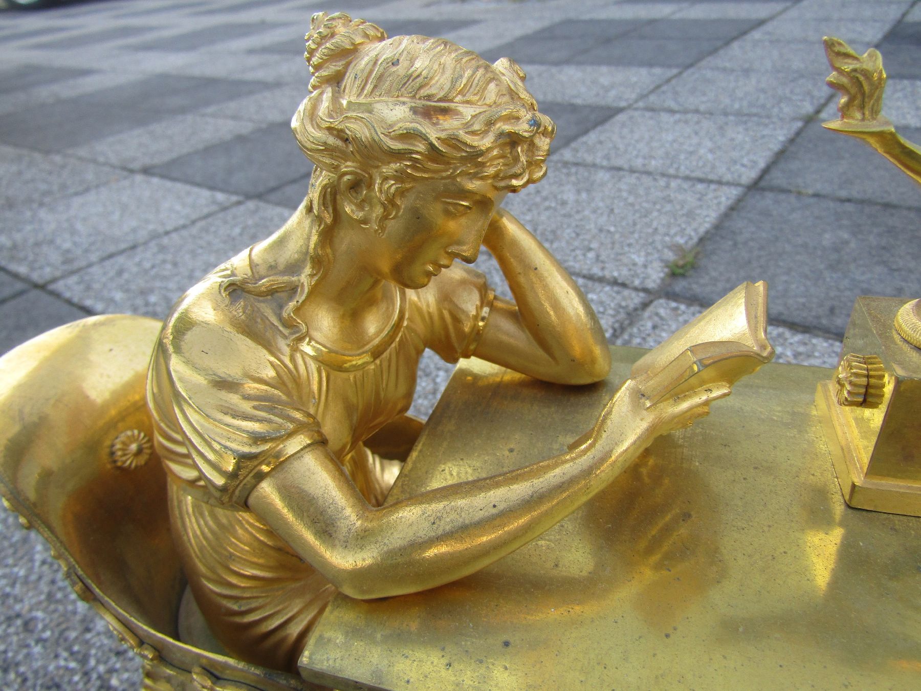 Detail o: Pendule, Frankreich, um 1815, Empire, geäderter Marmorsockel mit verstellbaren Füssen, Bronzeguß z.T. mit alter Vergoldung, Lesende in antikem ...