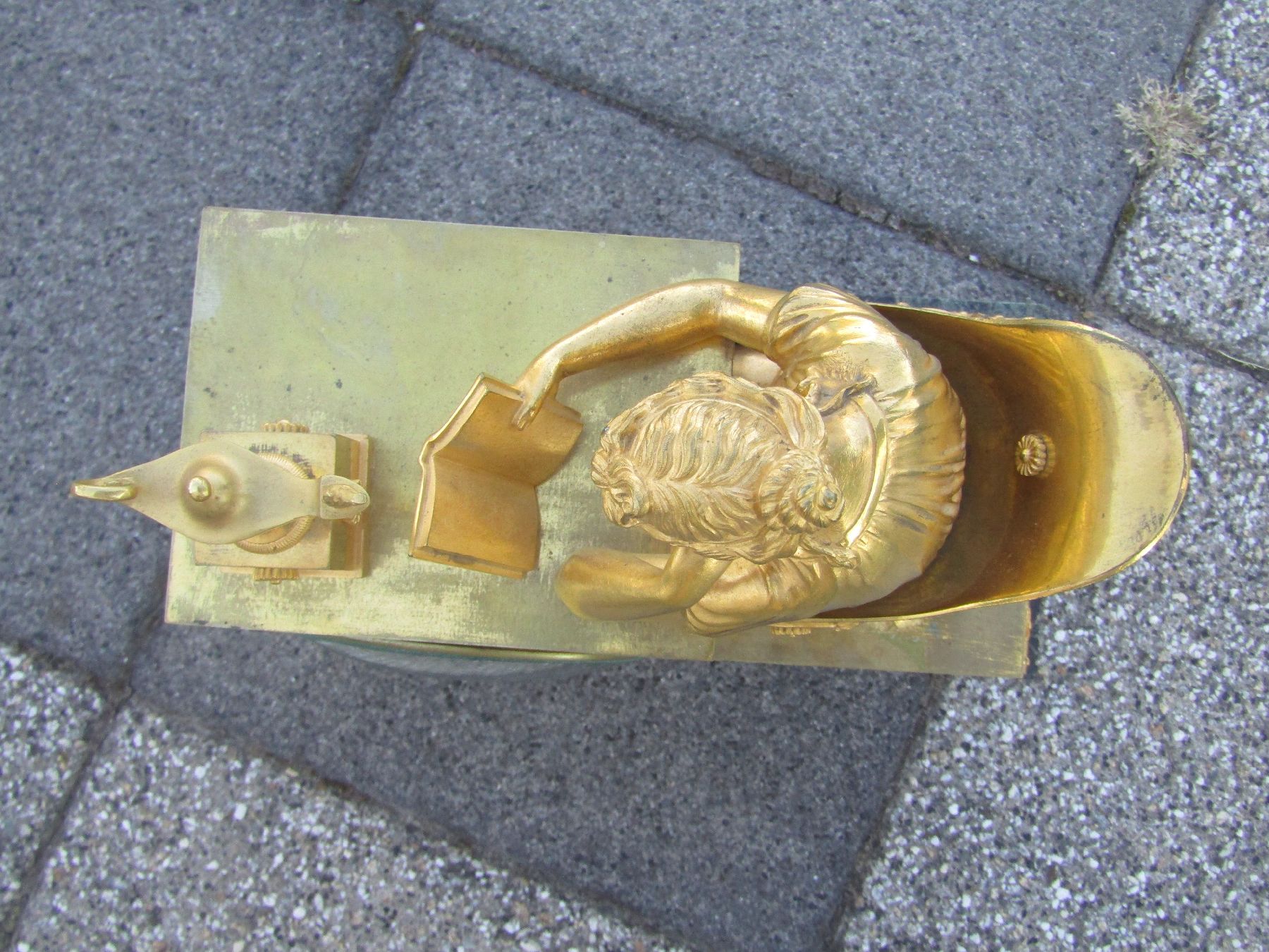 Detail r: Pendule, Frankreich, um 1815, Empire, geäderter Marmorsockel mit verstellbaren Füssen, Bronzeguß z.T. mit alter Vergoldung, Lesende in antikem ...