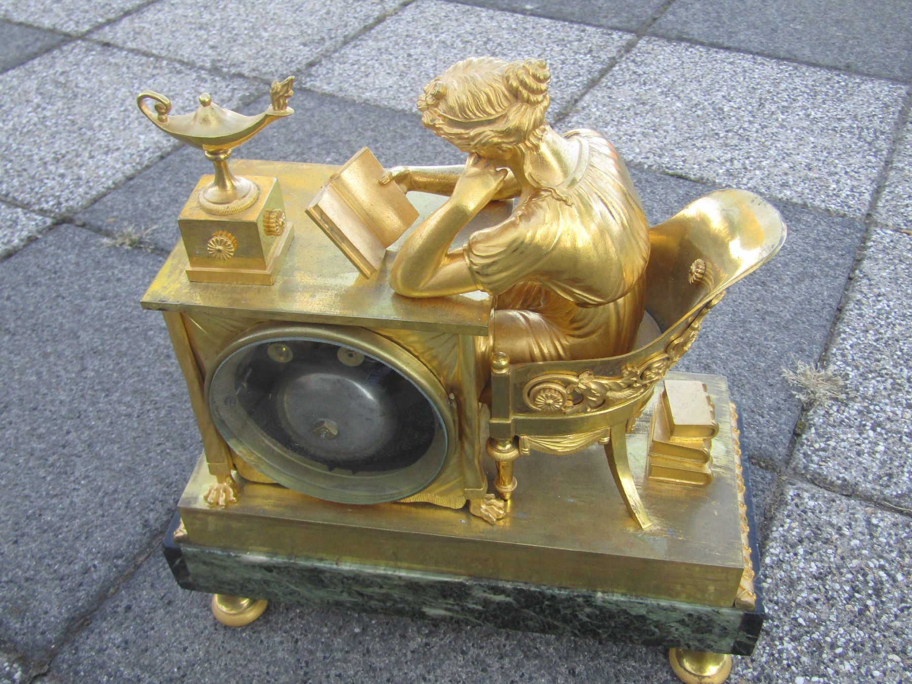 Detail s: Pendule, Frankreich, um 1815, Empire, geäderter Marmorsockel mit verstellbaren Füssen, Bronzeguß z.T. mit alter Vergoldung, Lesende in antikem ...