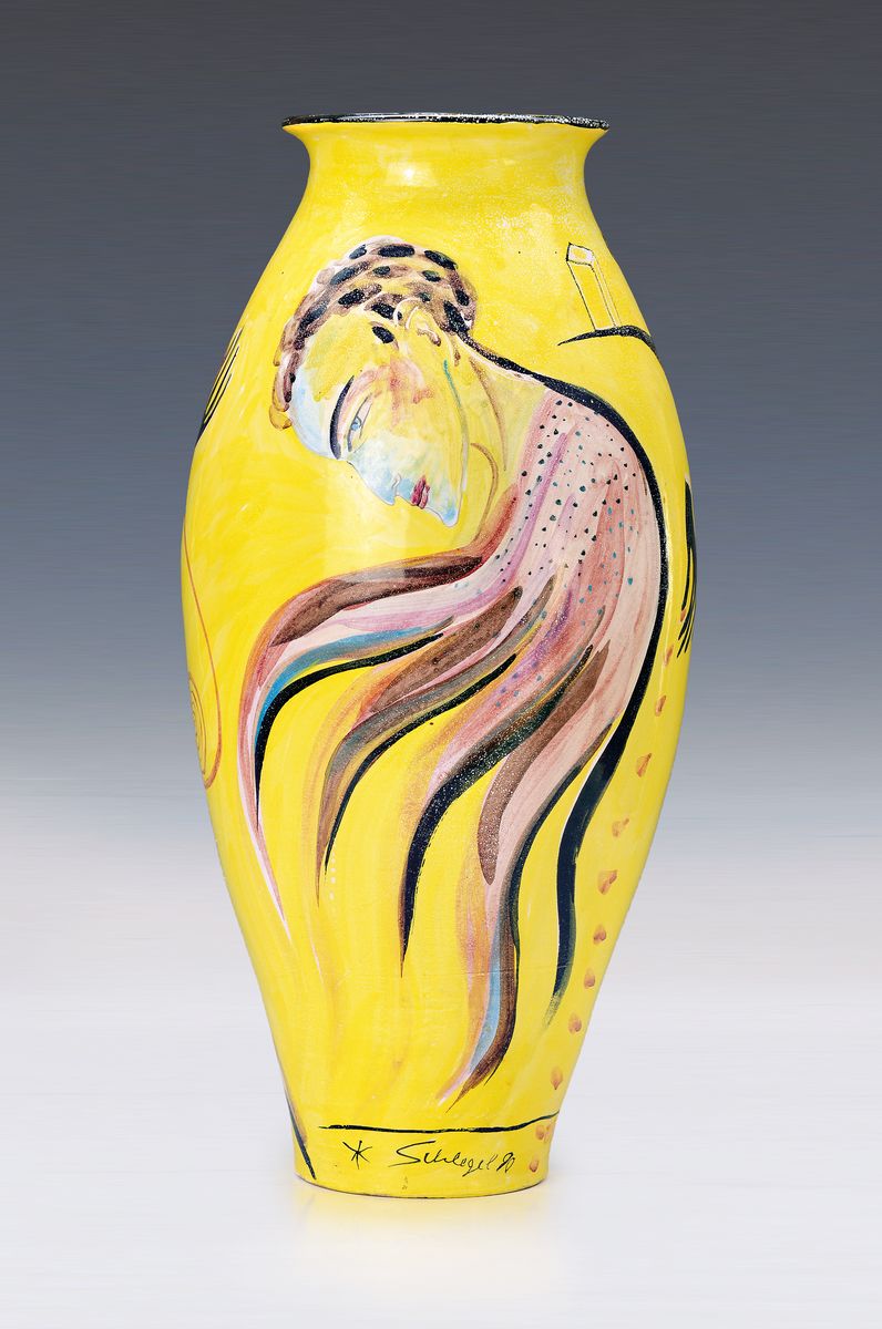 Christine Schlegel, geb. 1950, große Keramikvase von 1990, umlaufend bemalt mit Frauenfiguren auf gelbem Grund, signiert, H. ca. 49cm