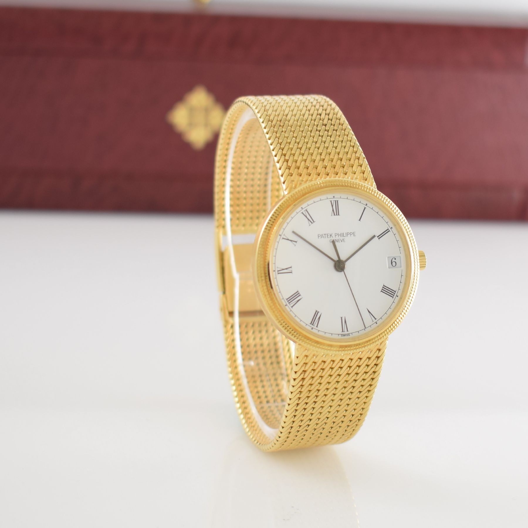 Detail e: PATEK PHILIPPE feine Herrengoldbanduhr Modell Calatrava Ref. 3802/205, Schweiz um 2000, Automatik, GG 750/000, Boden aufgedr., Lün. im ...