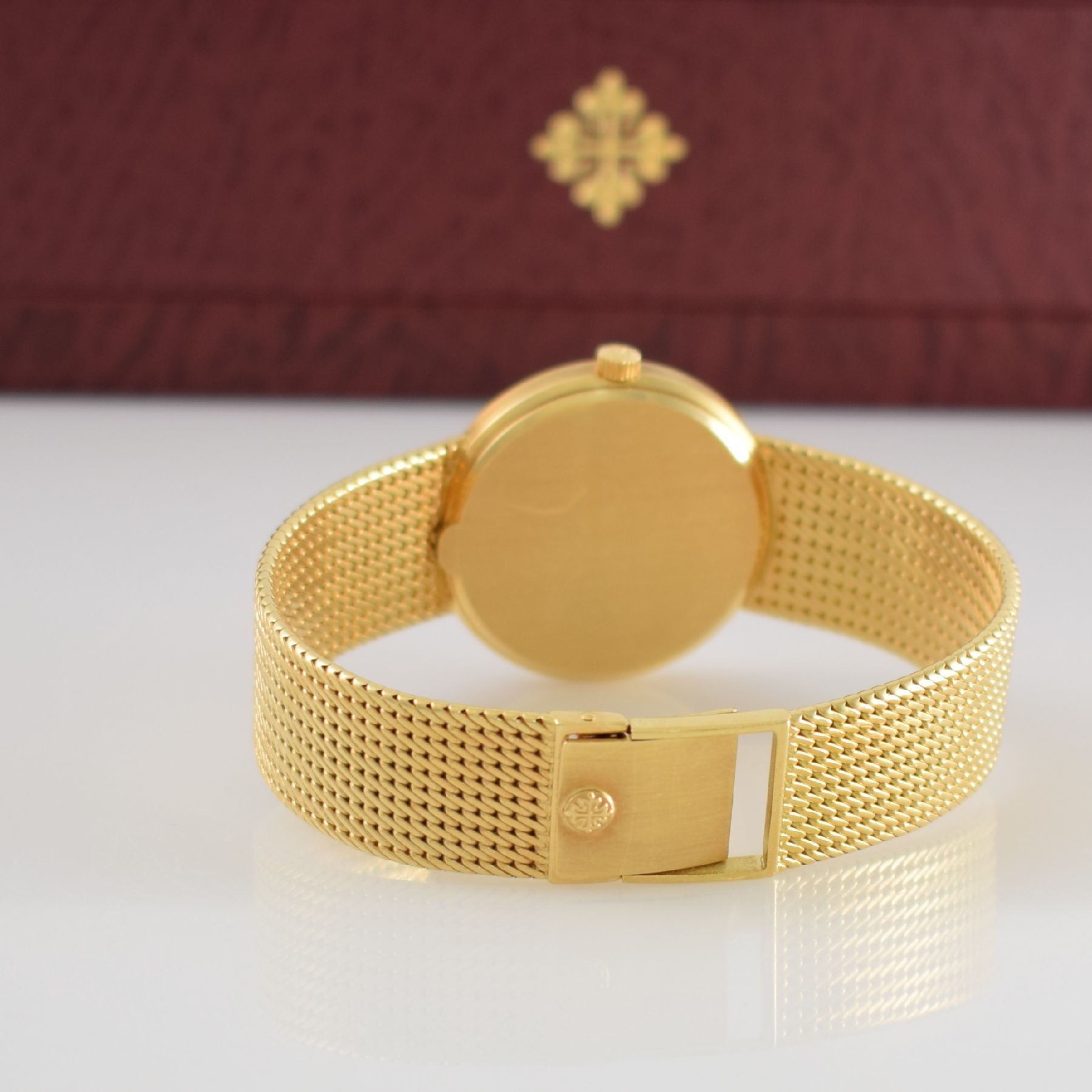 Detail g: PATEK PHILIPPE feine Herrengoldbanduhr Modell Calatrava Ref. 3802/205, Schweiz um 2000, Automatik, GG 750/000, Boden aufgedr., Lün. im ...