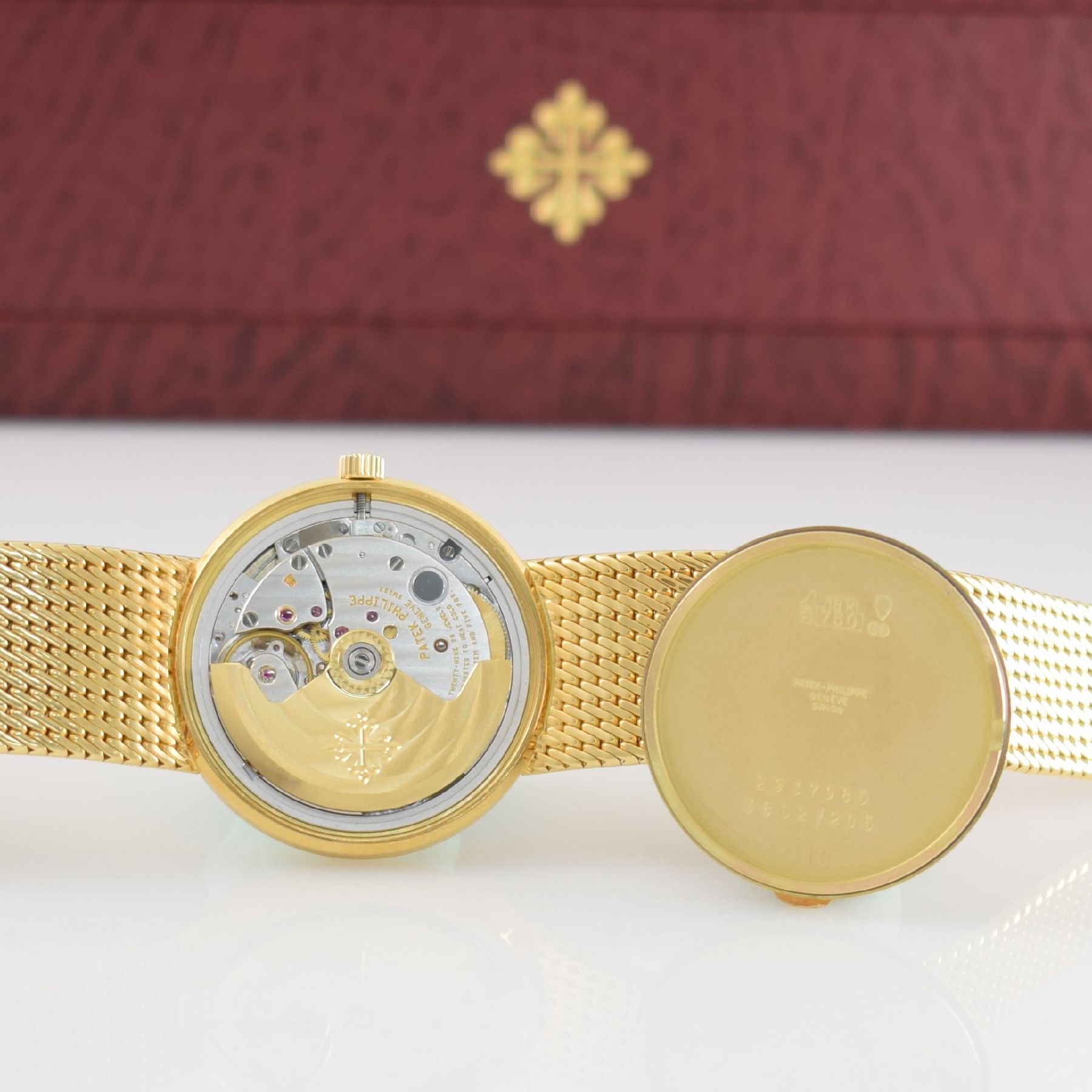 Detail h: PATEK PHILIPPE feine Herrengoldbanduhr Modell Calatrava Ref. 3802/205, Schweiz um 2000, Automatik, GG 750/000, Boden aufgedr., Lün. im ...