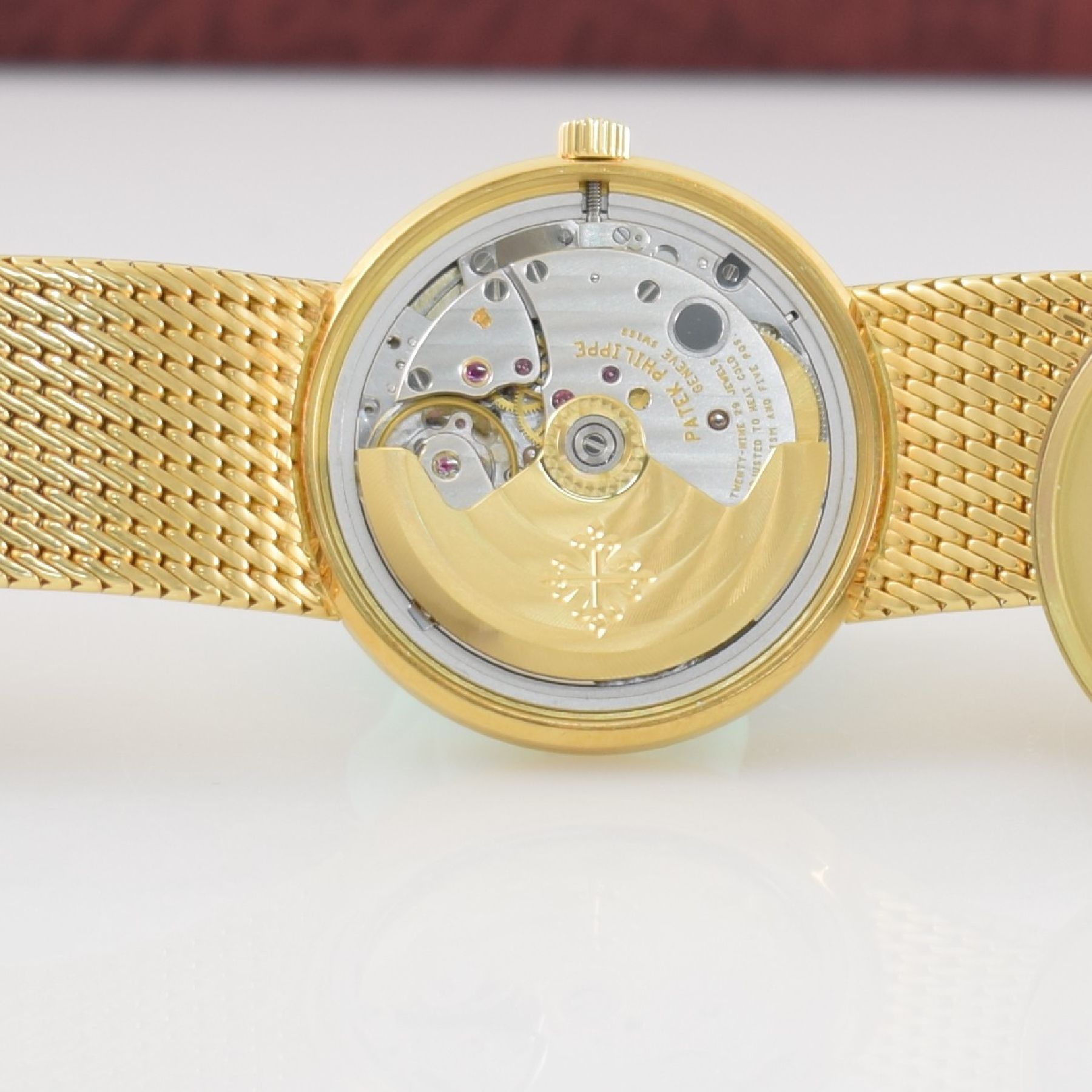 Detail i: PATEK PHILIPPE feine Herrengoldbanduhr Modell Calatrava Ref. 3802/205, Schweiz um 2000, Automatik, GG 750/000, Boden aufgedr., Lün. im ...