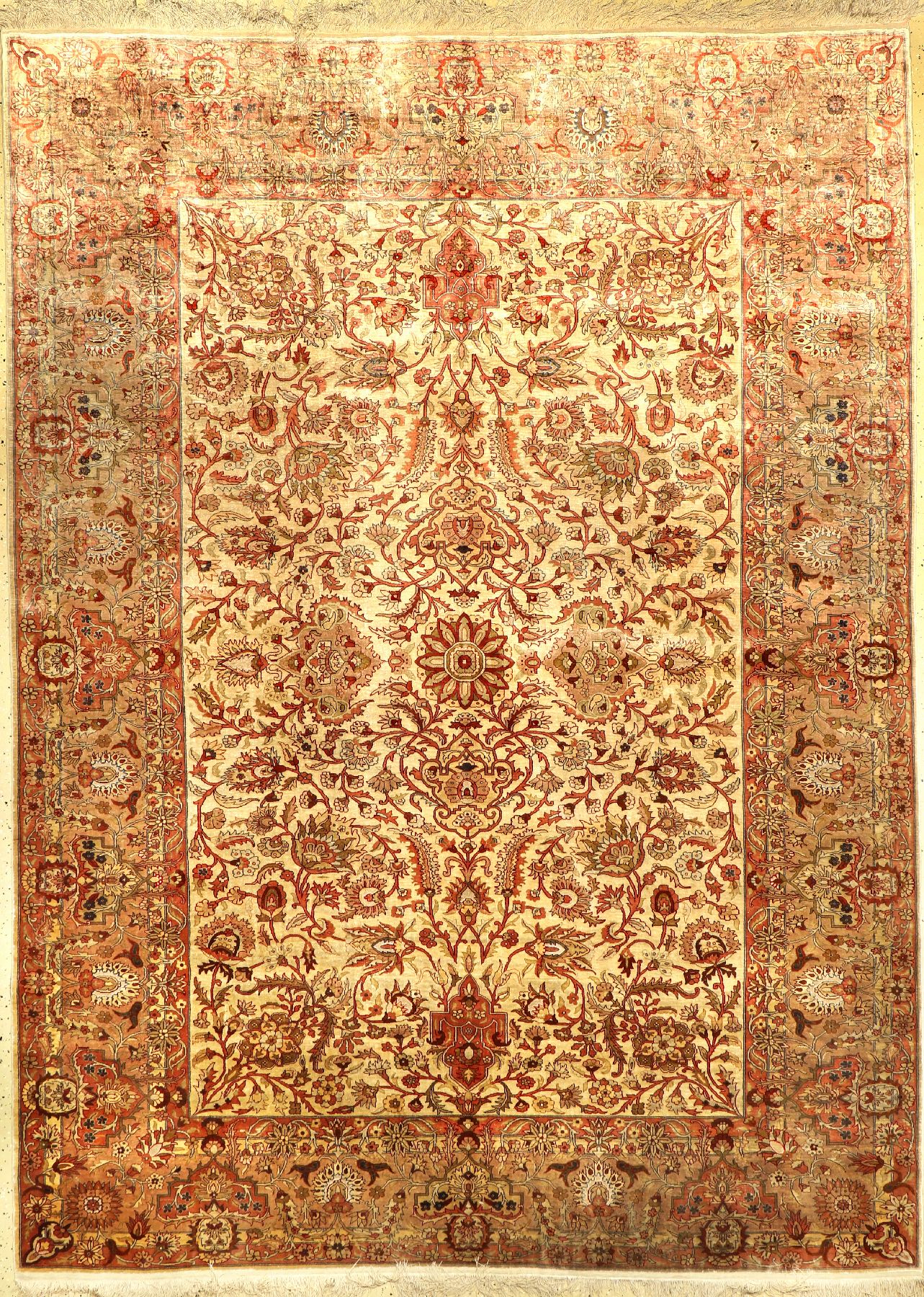 Kaisery Seide fein Türkei, ca. 60 Jahre, reine Naturseide, ca. 293 x 217 cm, EHZ: 2-3, (Metallbroschiert).