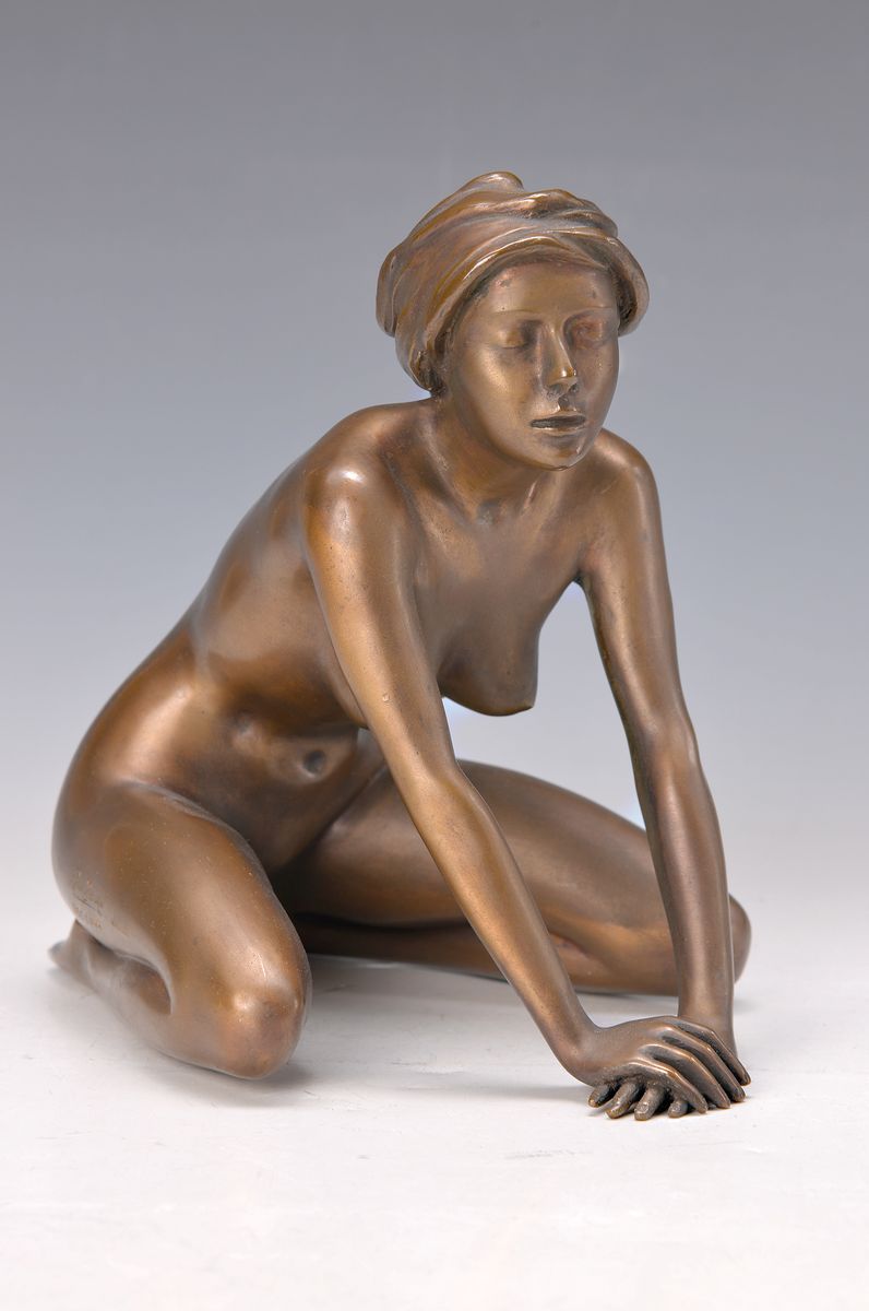 Arno Breker, 1900 Elberfeld-1991 Düsseldorf,Mädchen mit Kopftuch, Bronzeskulptur, signiert und num. 333/499, Gießerstempel Venturi Arte, H. ca. ...