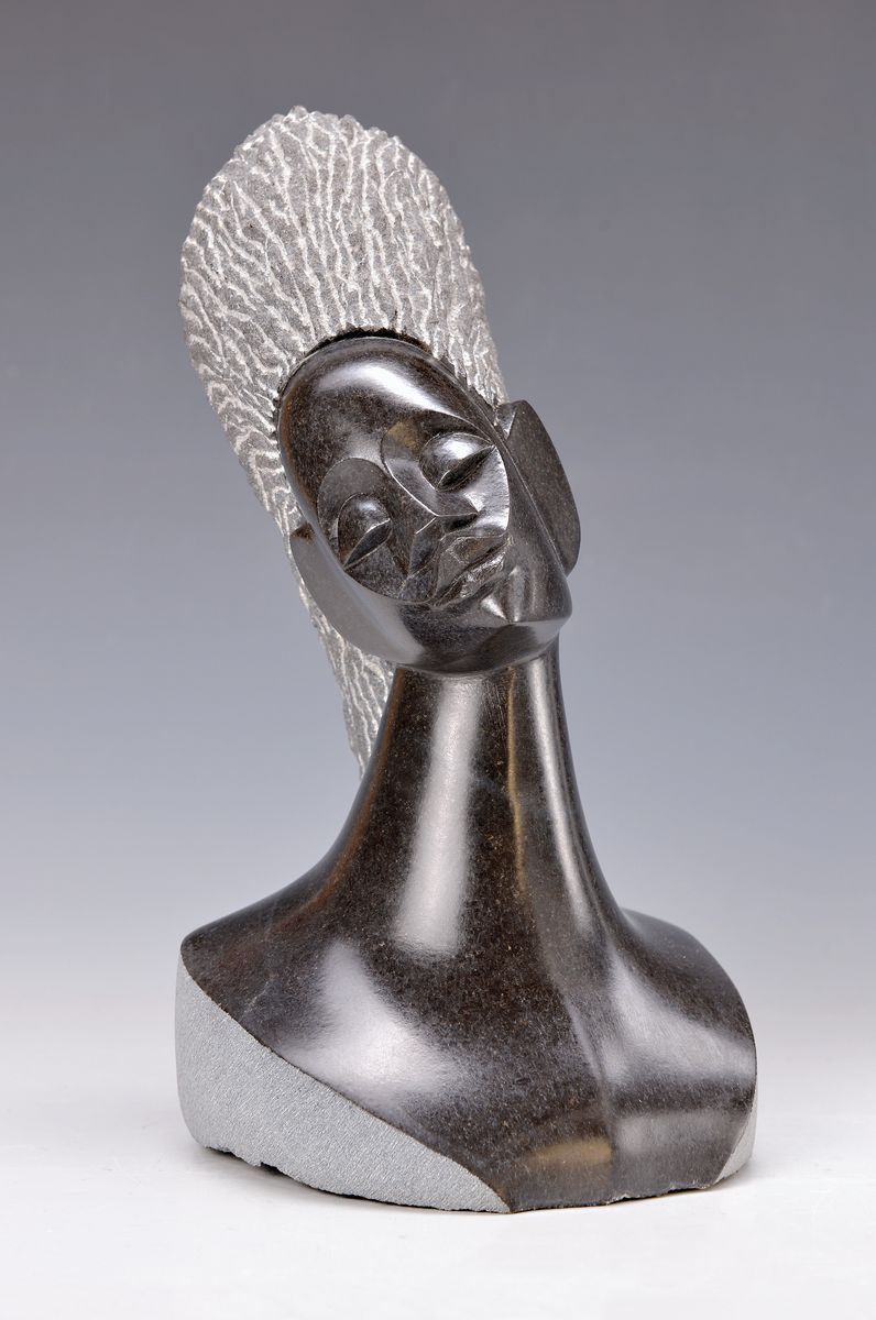 Peter Kananji, zeitgen. Künstler aus Zimbabwe, Schüler des Joe Mutasa, hier: Beauty, Skulptur aus dunkelgrauem Springstone, signiert, H. ca. 27cm