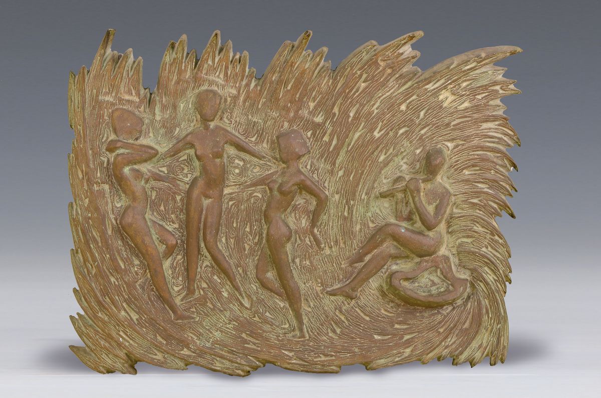 Unbekannter, wohl deutscher Künstler, 60er Jahre, schwere Bronze-Reliefplatte, drei tanzende Frauenakte und Flötespielerin, Allegorie auf den ...