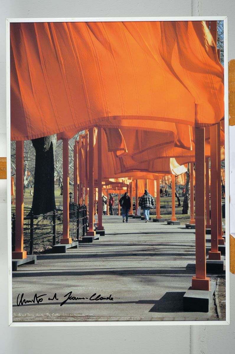 Detail k: Christo und Jeanne-Claude, The Gates, Farboffset, von beiden handsigniert, ca. 70x50cm, u.Gl., R.