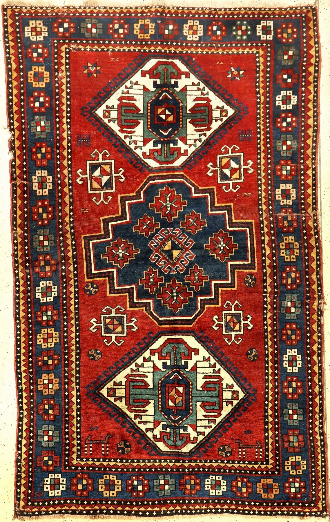 Drei Medaillon Kasak antik, Kaukasus, um 1900, Wolle auf Wolle, ca. 233 x 144 cm, selten, sammelwürdig, EHZ: (Alters und Gebrauchsspuren).