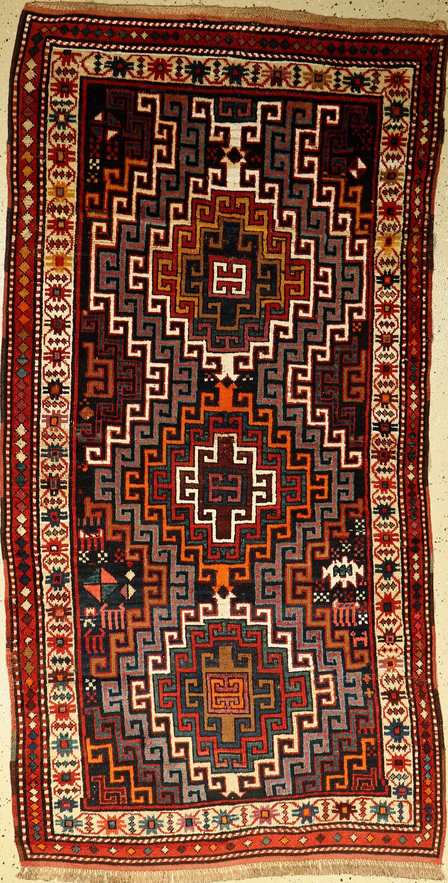 Karabagh, Kaukasus, um 1900, Wolle auf Wolle, ca. 222 x 112 cm, EHZ: 3-4
