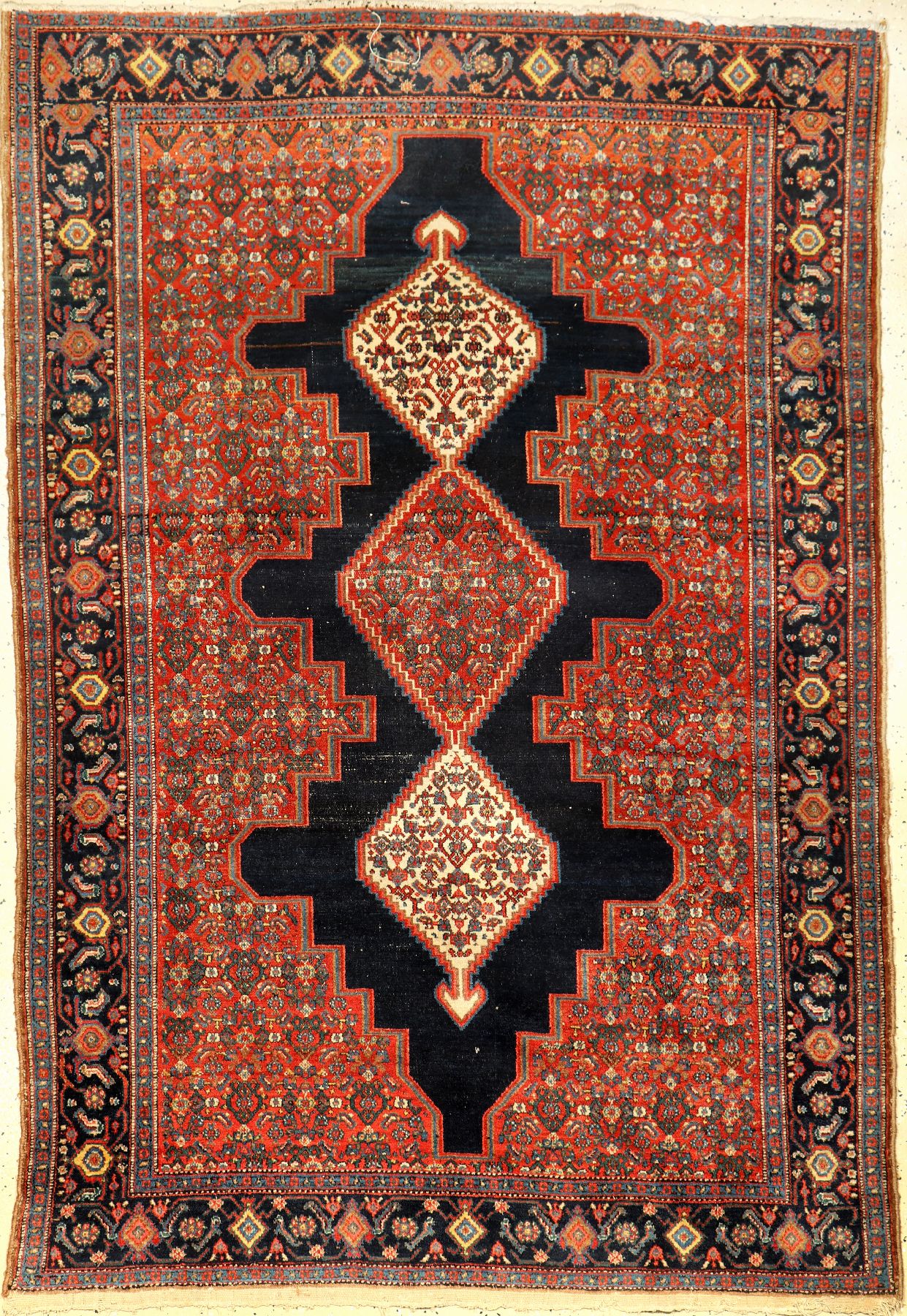 Feiner Senneh alt, Persien, um 1930, Wolle auf Baumwolle, ca. 195 x 133 cm, Naturfarben, sehr feine Knüpfung, (Altersspuren)