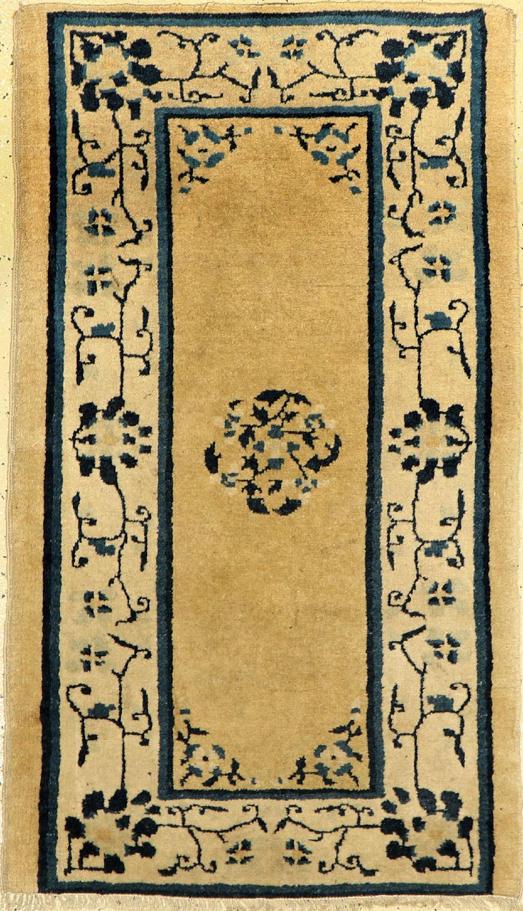 Peking antik, China, 19.Jhd., Wolle auf Baumwolle, ca. 119 x 68 cm, EHZ: 2-3 (eine Seite etwas reduziert).