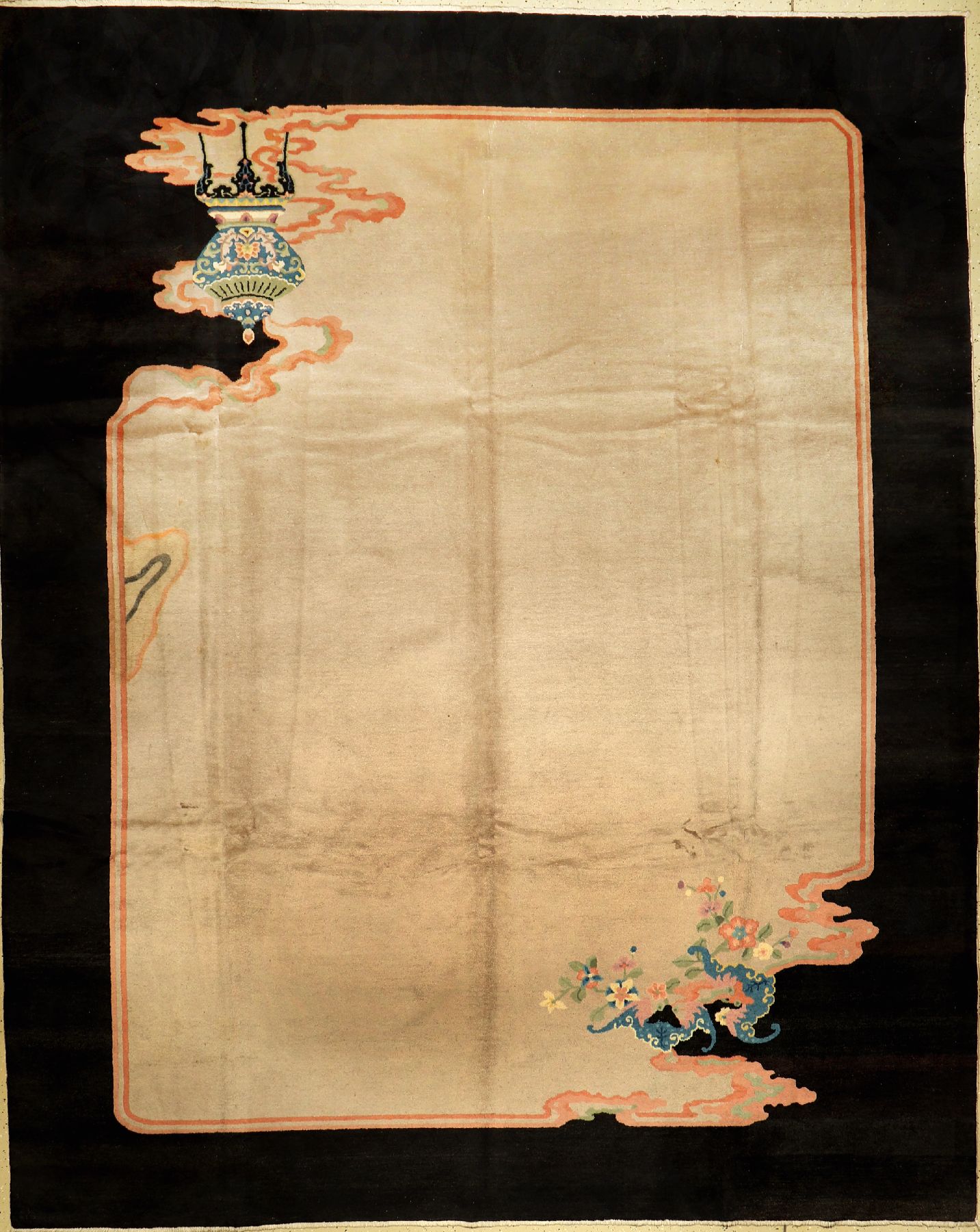 Peking alt, China, um 1930, Wolle auf Baumwolle, ca. 350 x 283 cm, seltenes Design, Fledermaus Motive und Vase, EHZ: 3