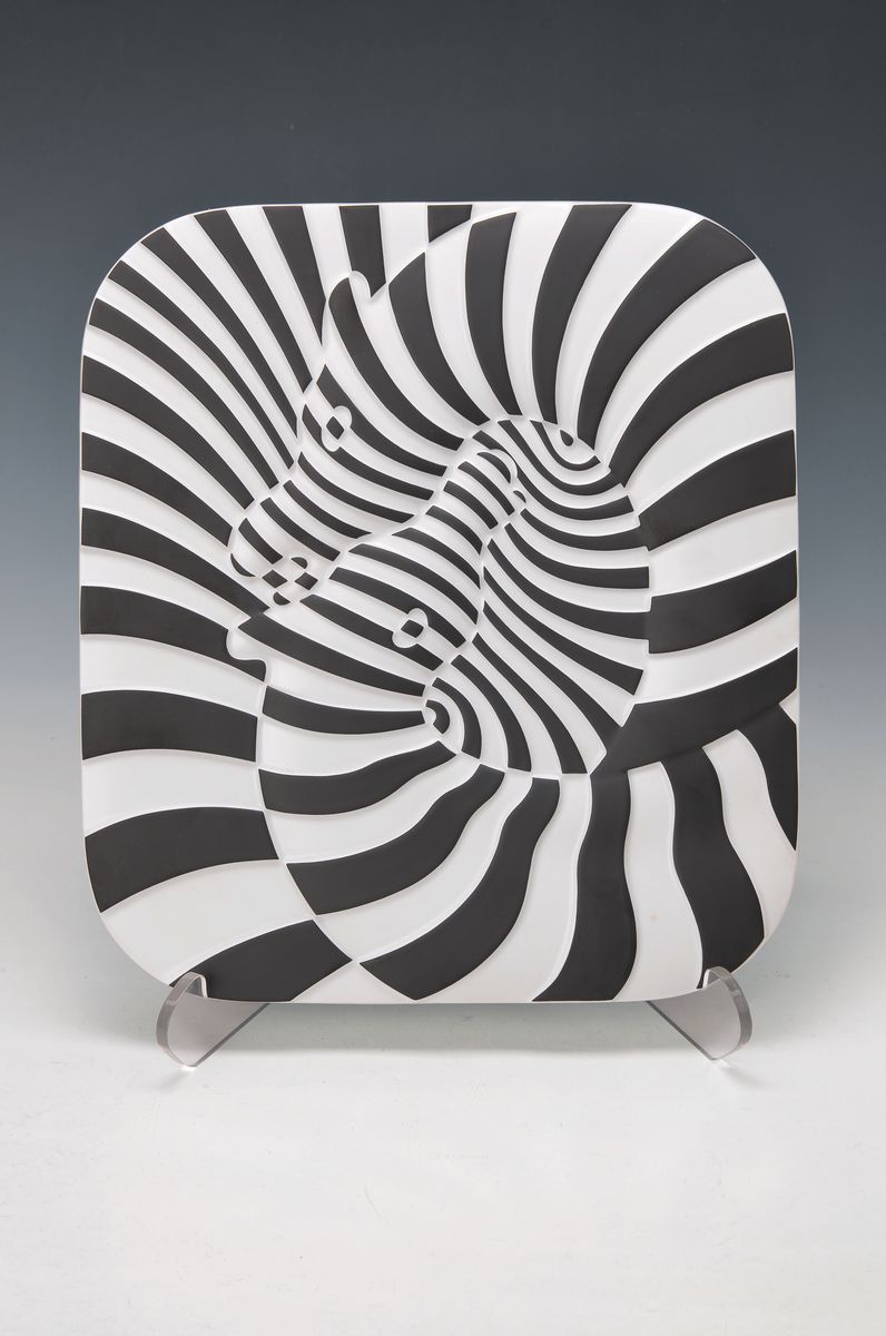 Viktor Vasarely, 1906- 1997, Jahresteller Edition 1977, num. 184/3000, ca. 35 x 31 cm, mit orig, Karton l. besch., Teller in sehr gutem Zustand