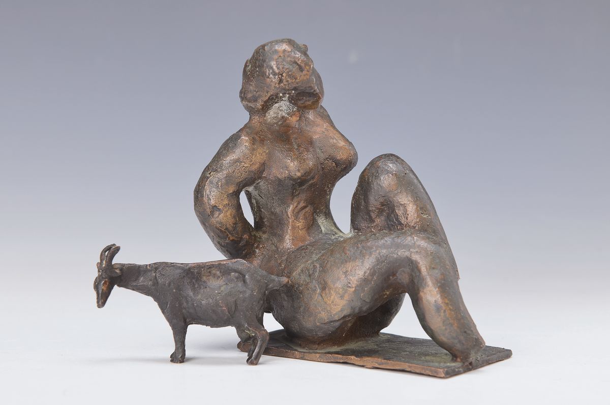 Zwei Bronzeskulpturen, Erich Koch, , Ziege am Baum Monogram. mit K , L. 8.5 cm; sitzender Frauentorso, 14 x 12 x 8 cm dieser unsigniert