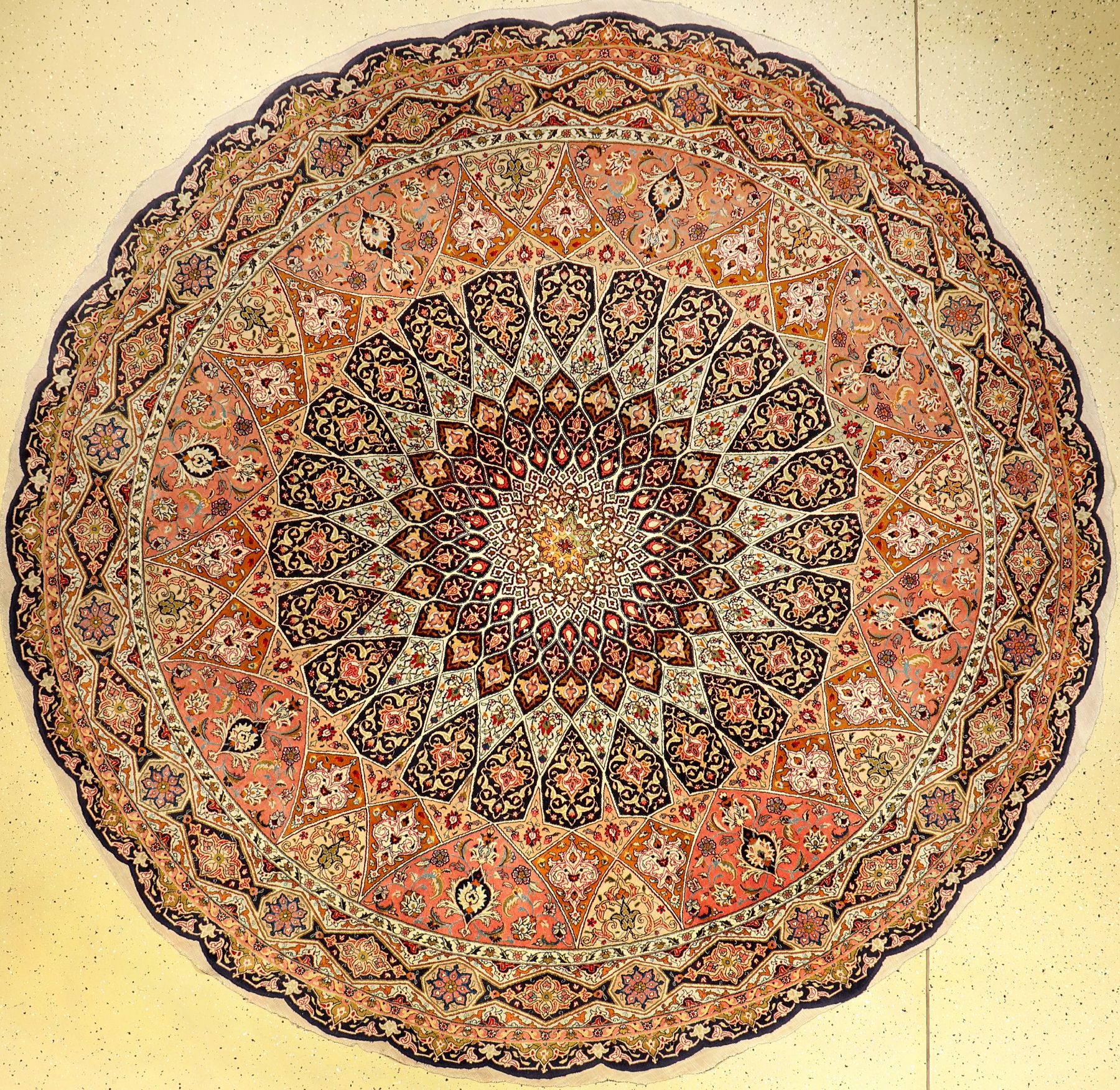 Täbriz fein rund, Persien, ca. 50 Jahre, Korkwolle mit und auf Seide, Durchmeßer: ca 250 cm, EHZ: 2